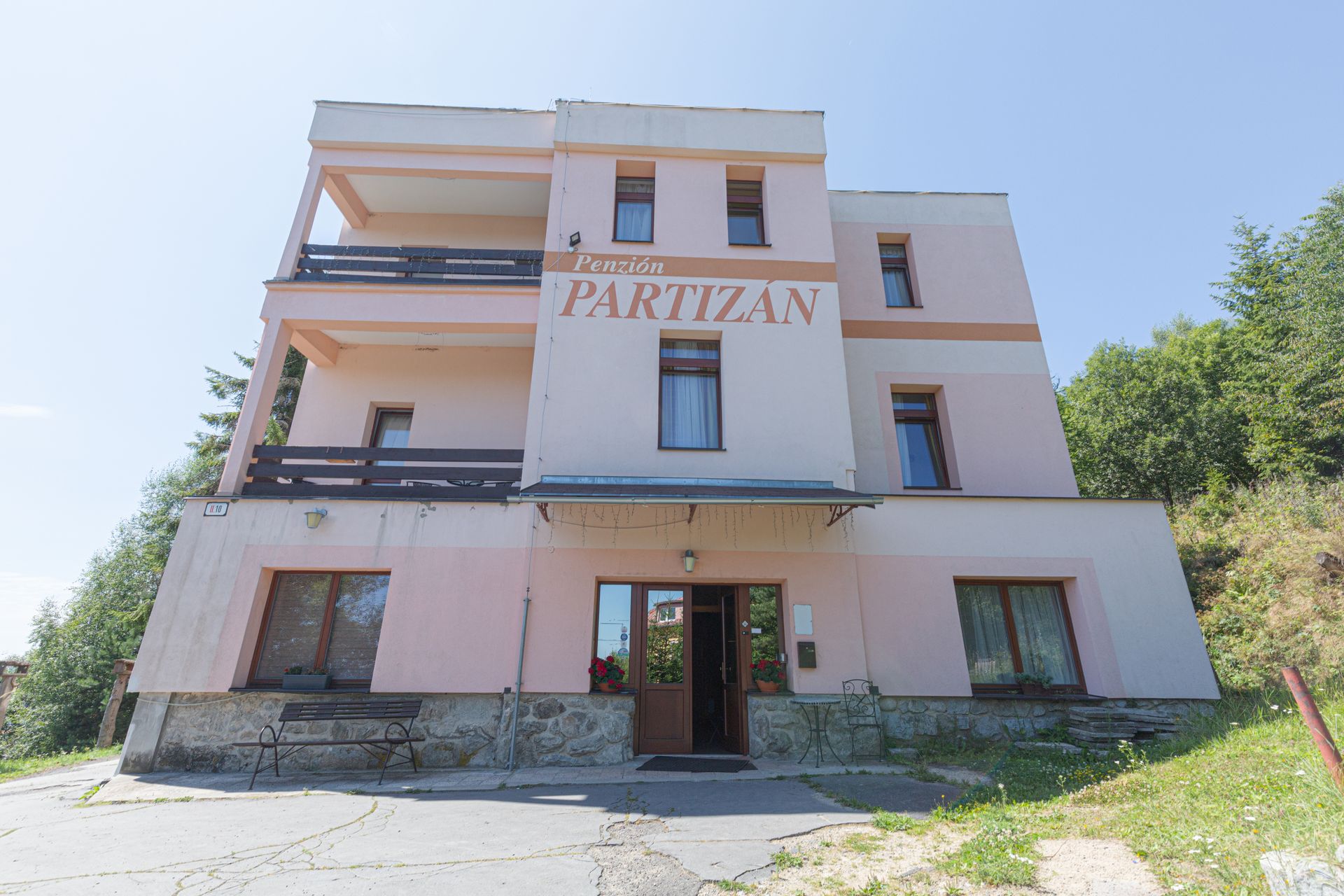 Budova penziónu Partizán zvonku