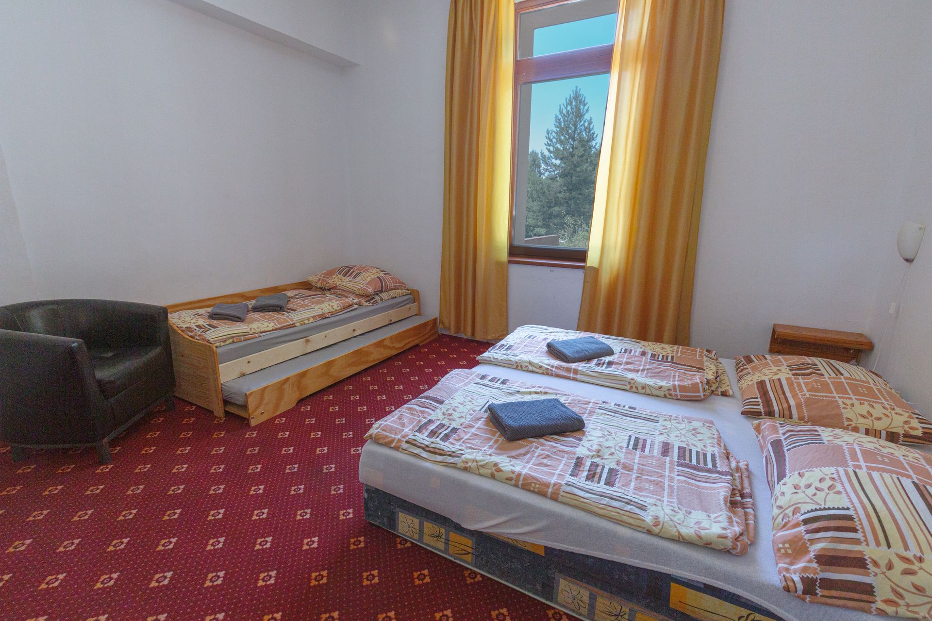 Dvojlôžková izba s 2 samostatnými posteľami s prístelkou
3 jednolôžkové postele