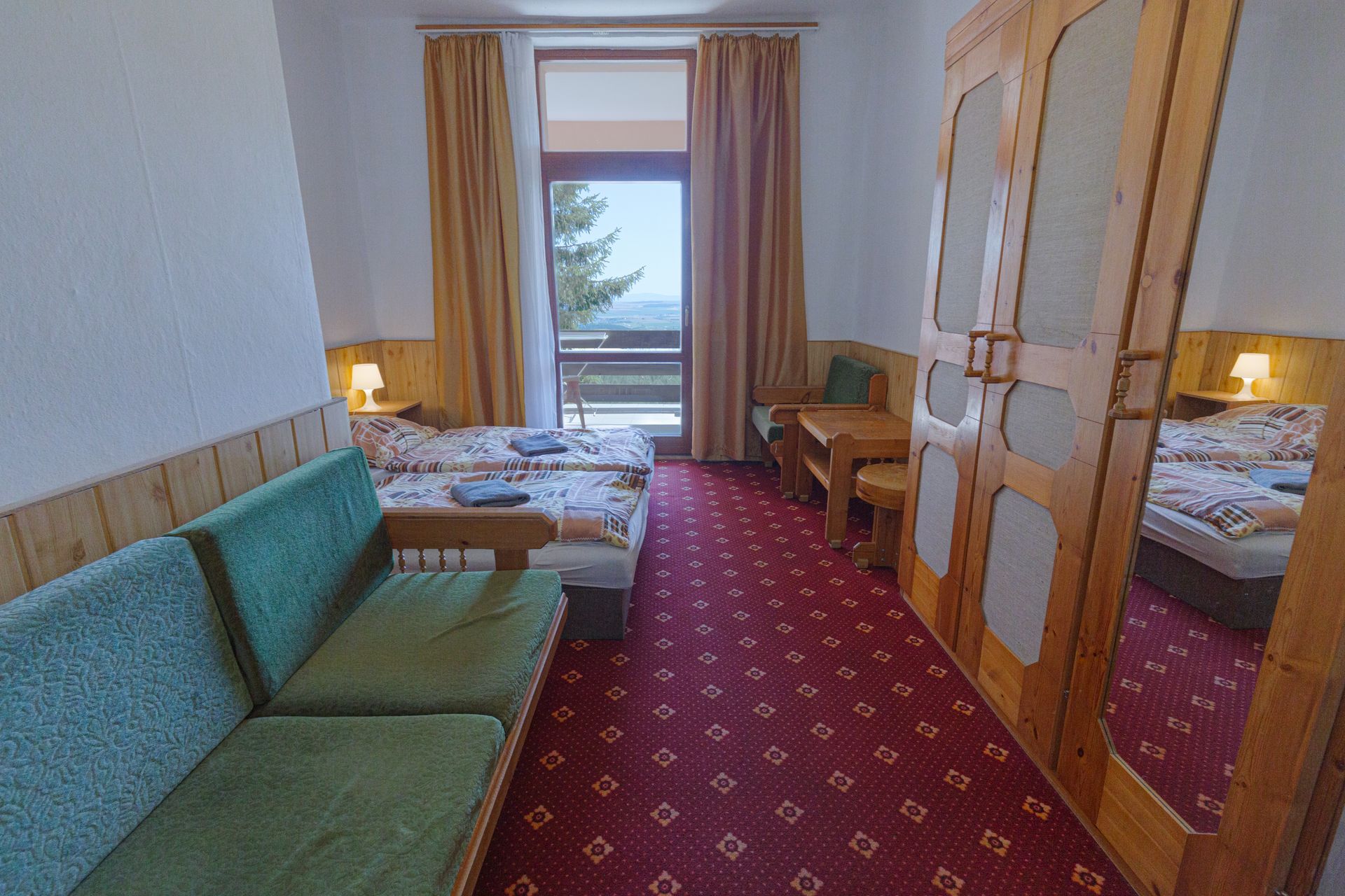 Dvojlôžková izba s rozkladacou pohovkou
1 extra veľká manželská posteľ a 2 pohovky