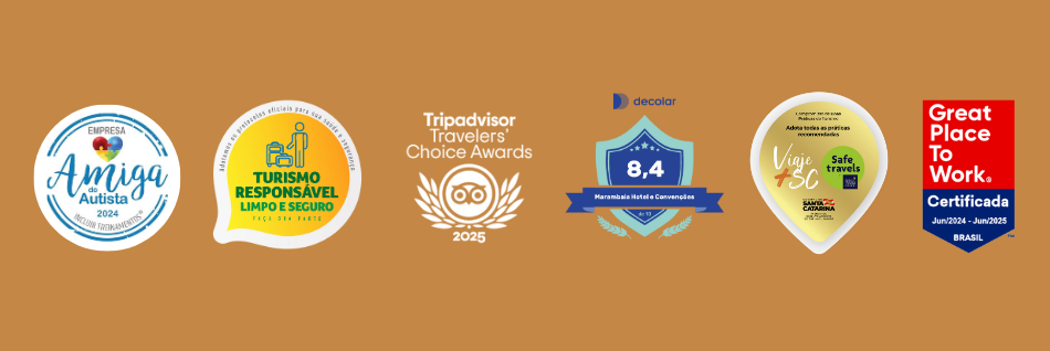 Fileira de logotipos de prêmios e certificações sobre um fundo laranja, incluindo o selo