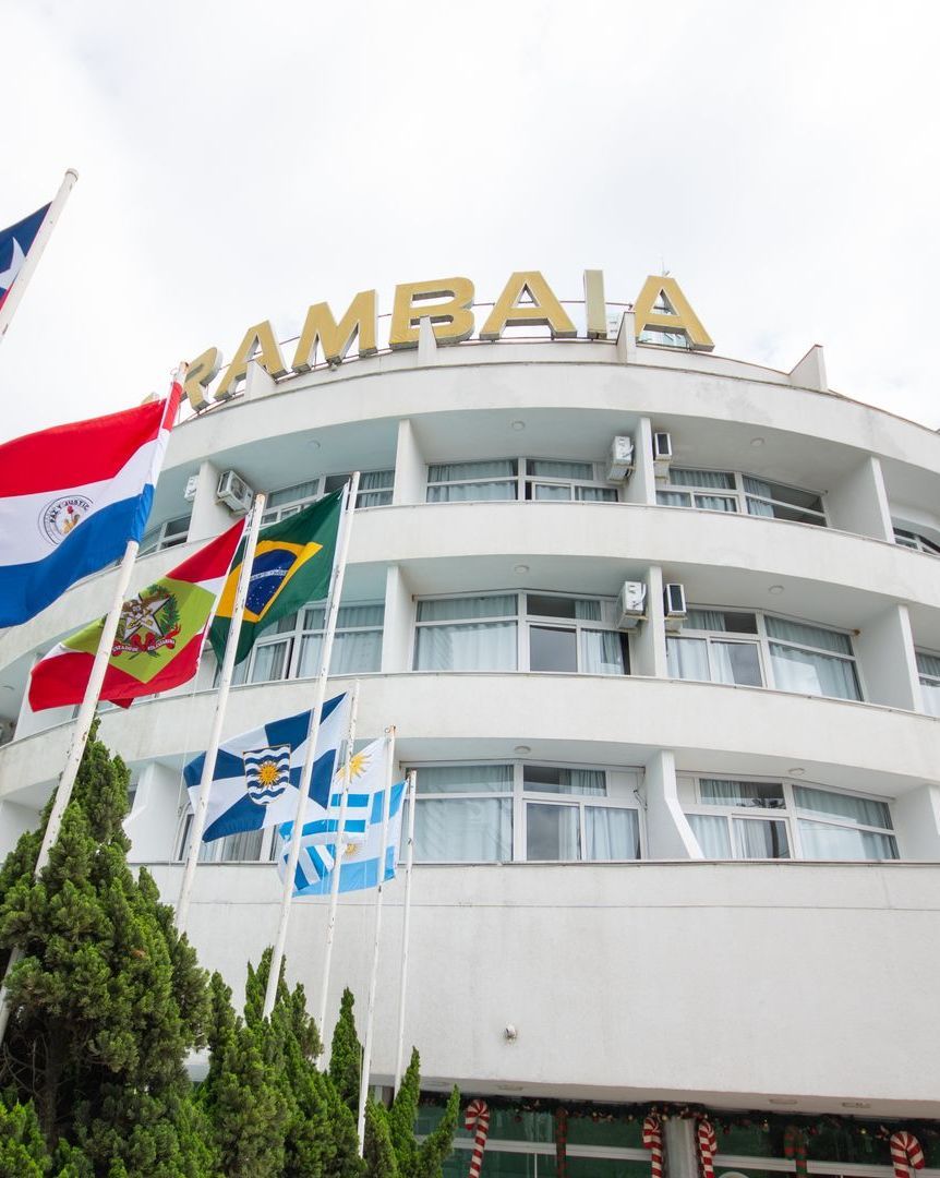 Prédio moderno branco com placa 