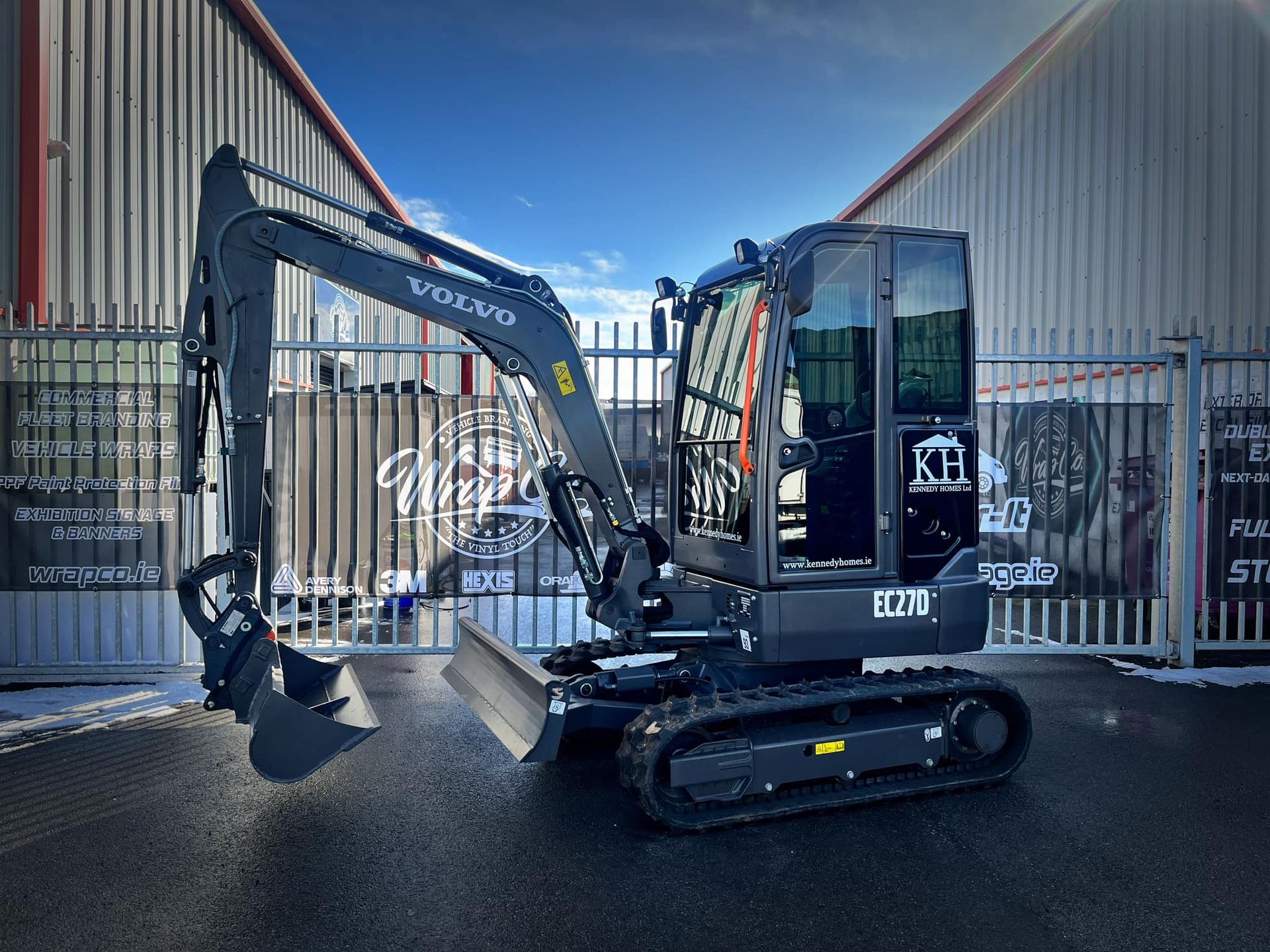 Image of mini digger with graphics by Wrapco.ie