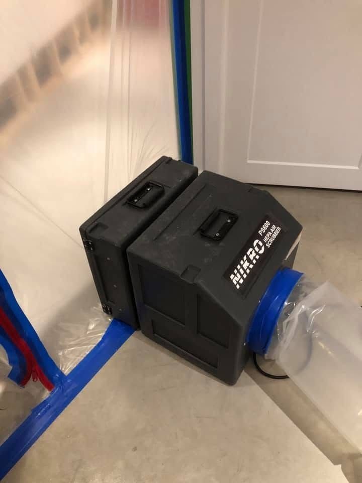 Un gros plan d'un humidificateur blanc avec de la vapeur qui en sort.