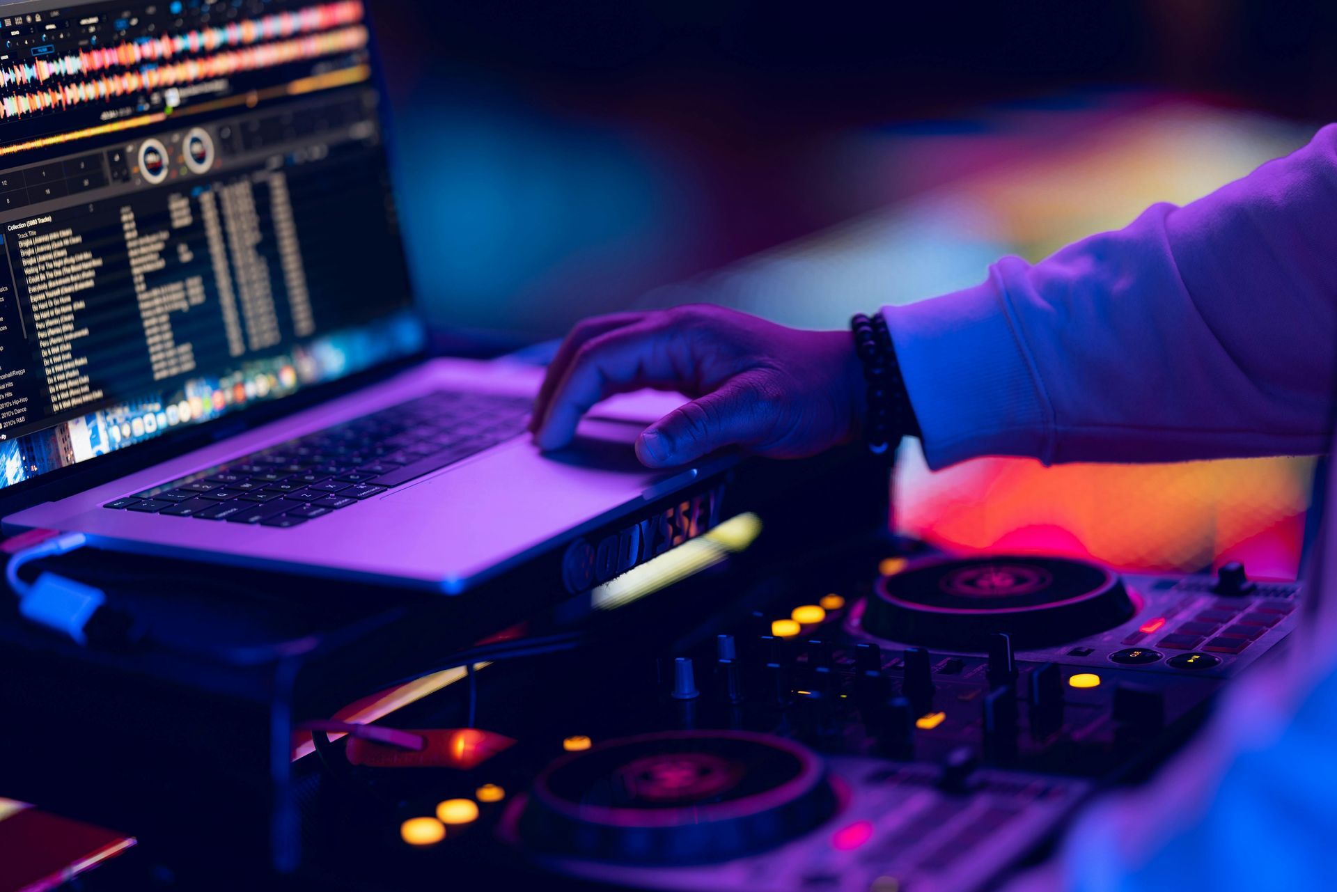 DJ QUE at Cjs On Main!