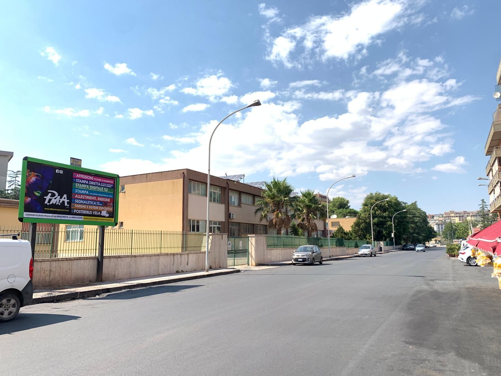 cartellone pubblicitario su strada