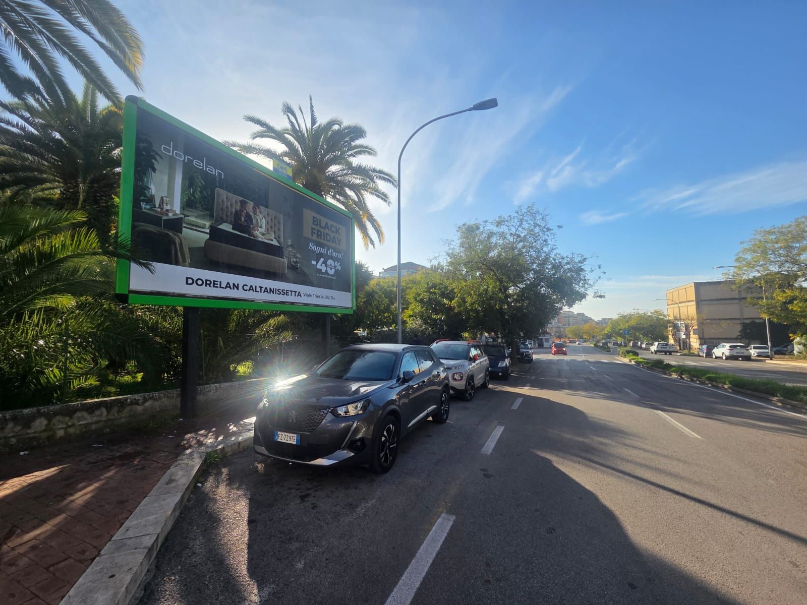 Un cartellone pubblicitario di un negozio di mobili 