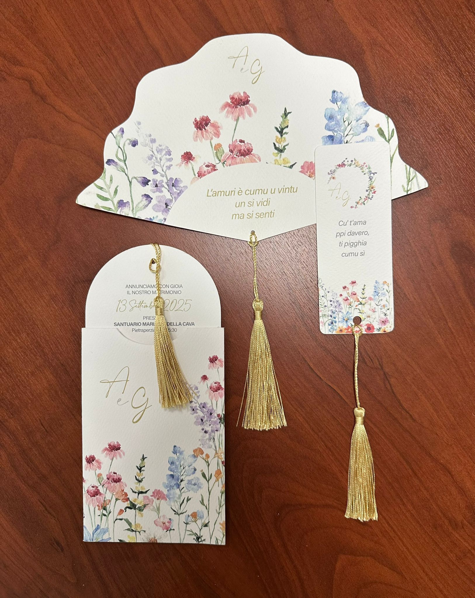 Set di partecipazioni di nozze a tema floreale con nappe dorate, bordi della carta arrotondati e illustrazioni ad acquerello.