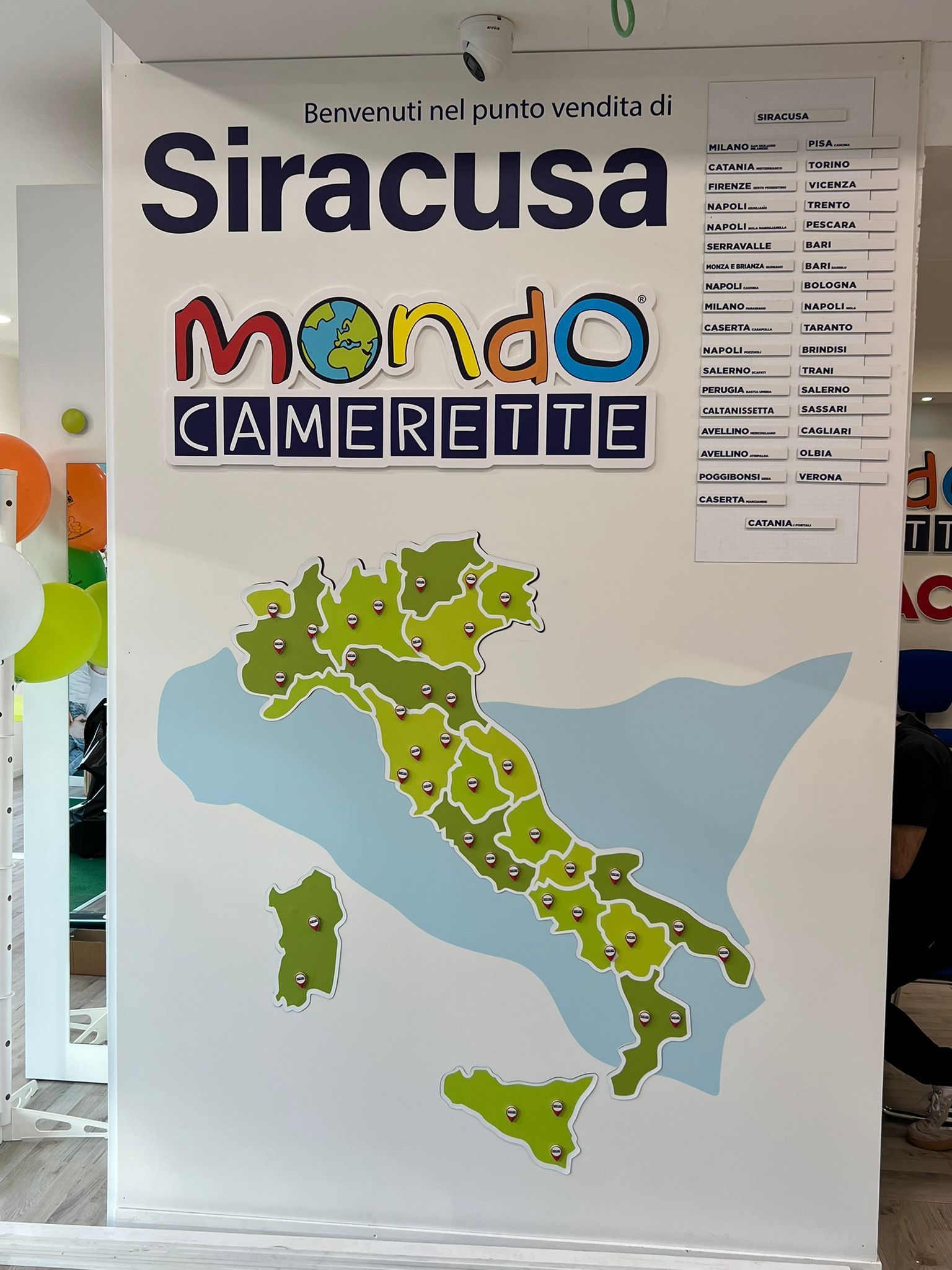 Un cartello a muro 