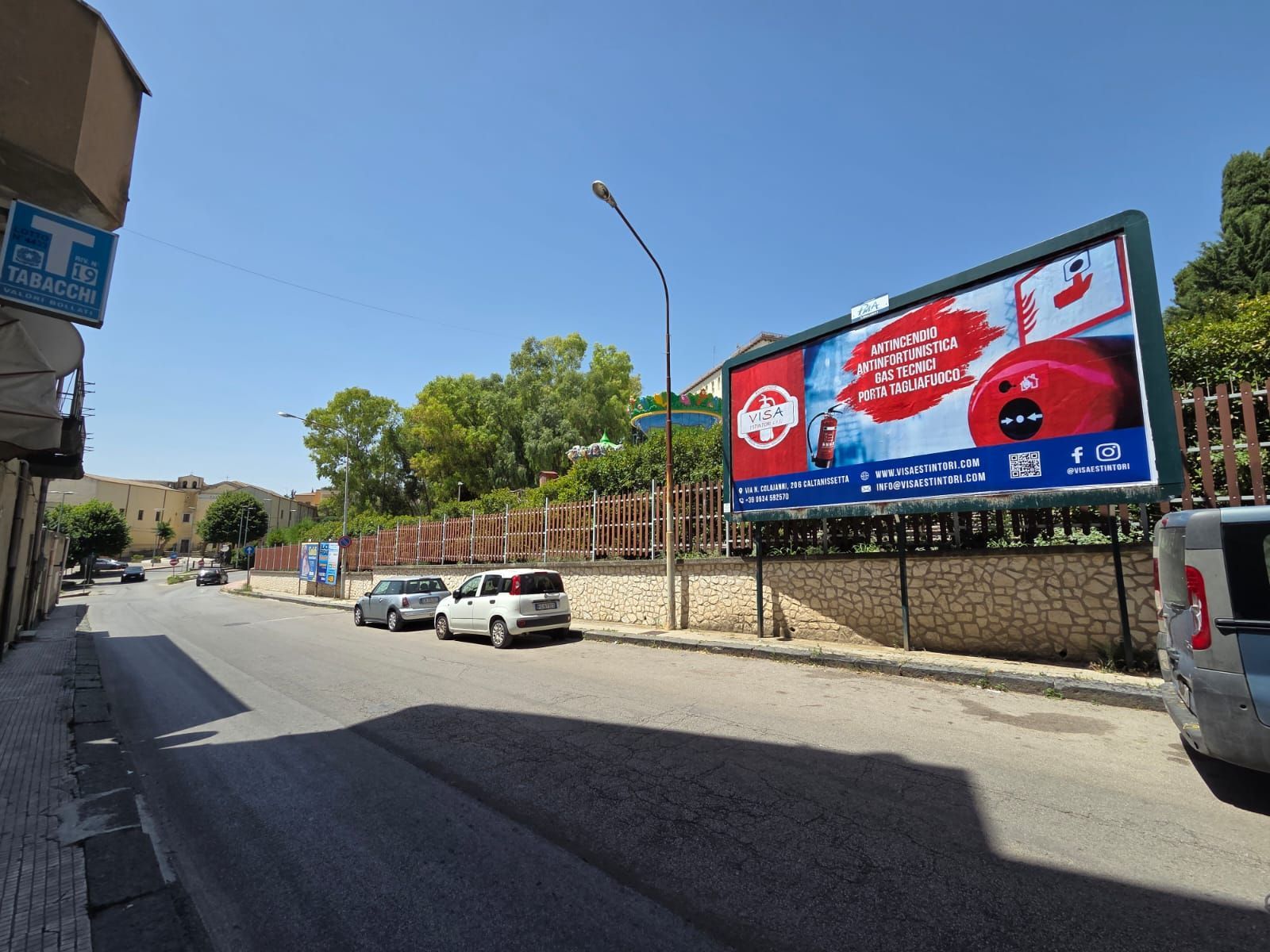 grande cartellone pubblicitario