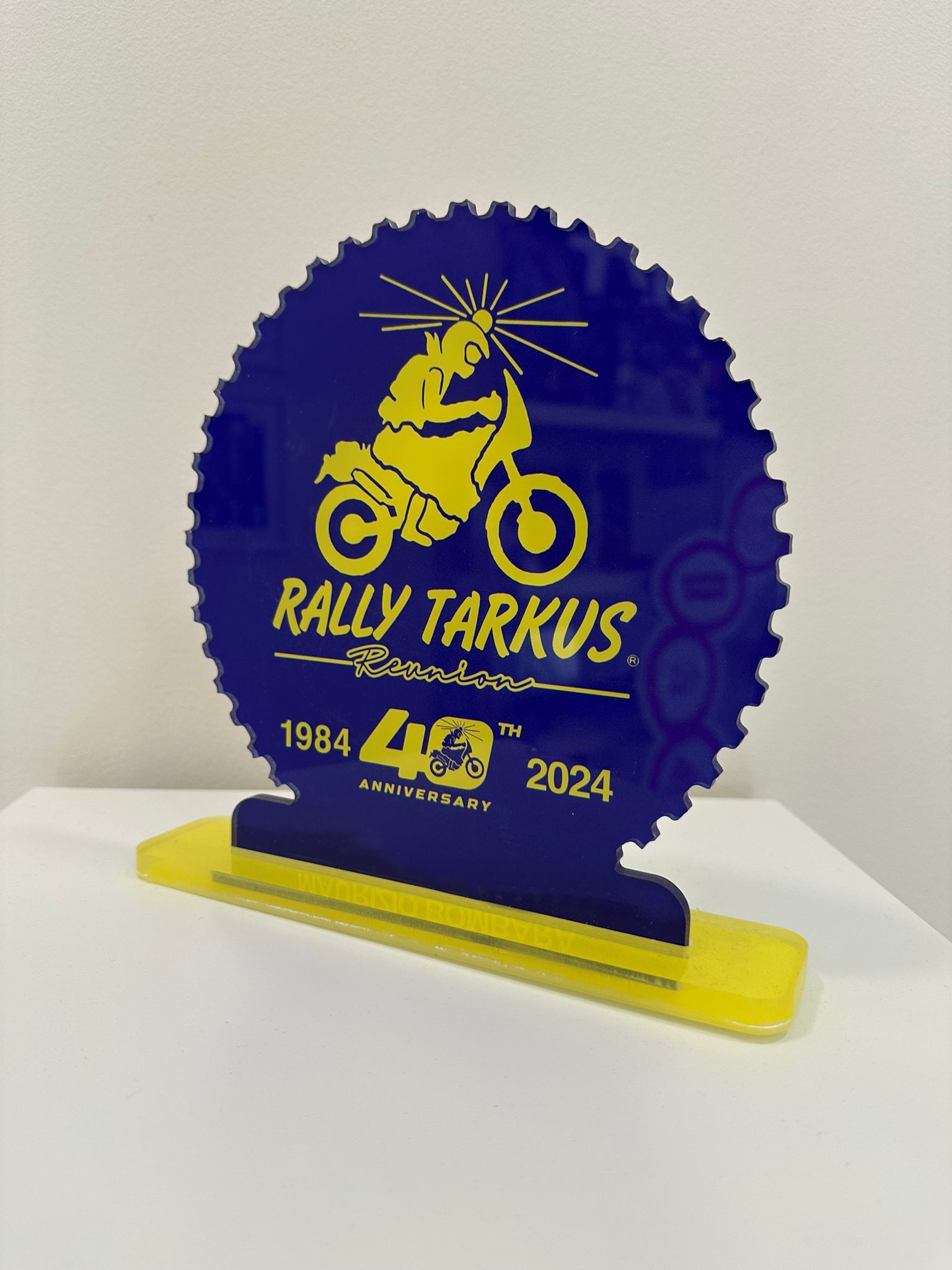 Un trofeo in acrilico blu e giallo