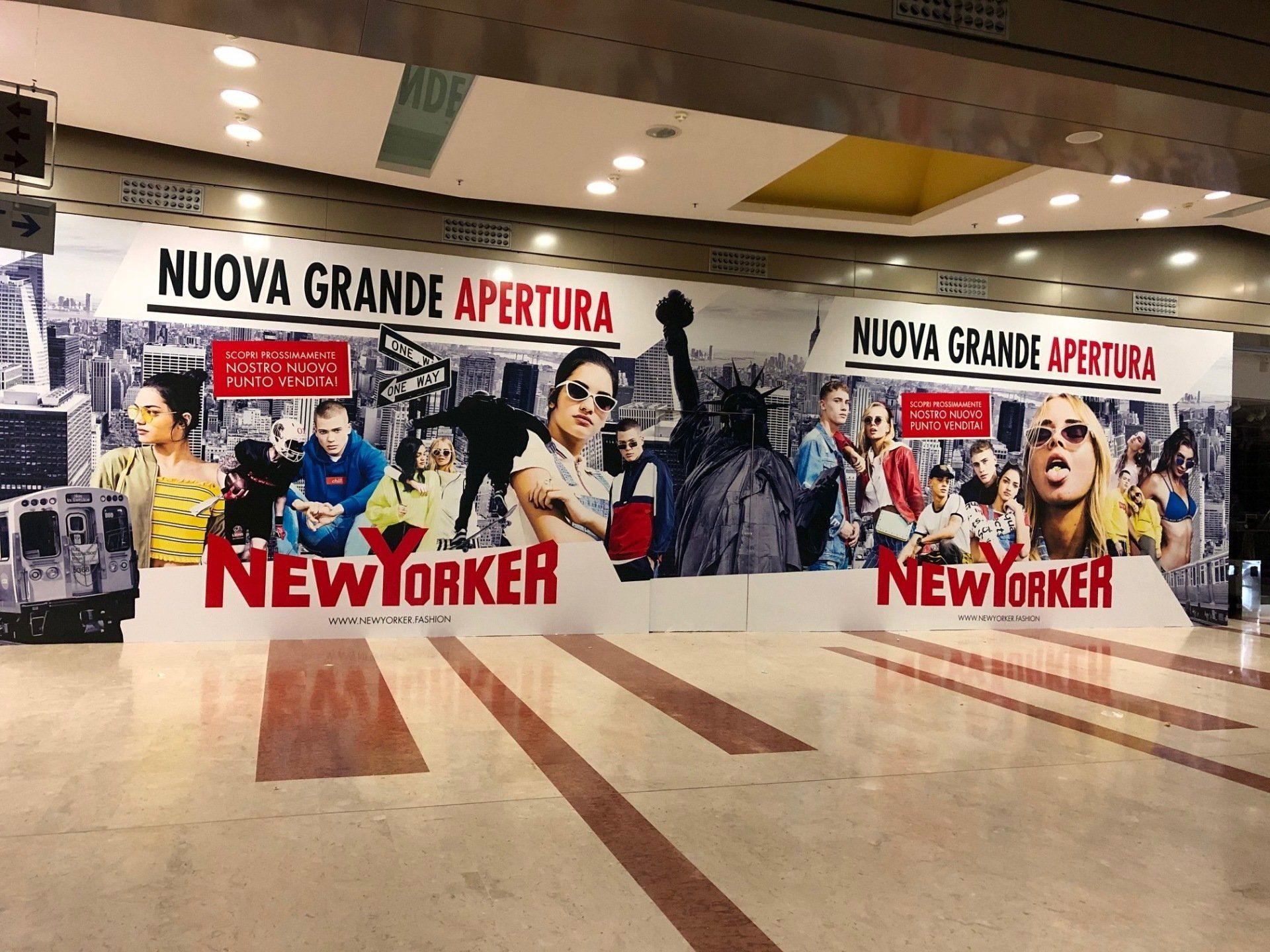 un abito grigio è su un manichino in una stanza della Sartoria uomo di Verona