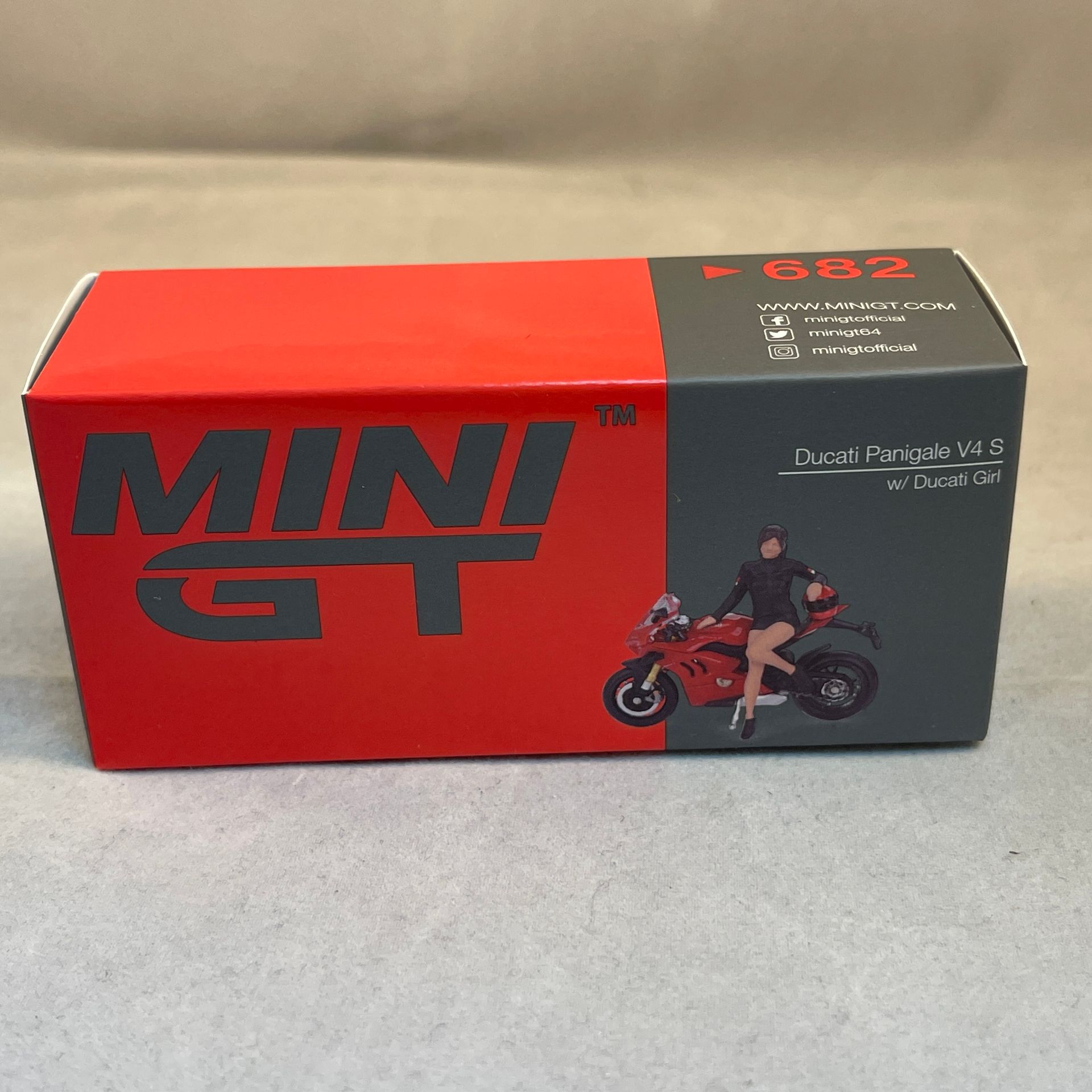Mini GT- Ducati Panigale V4 S with  Ducati Girl #682