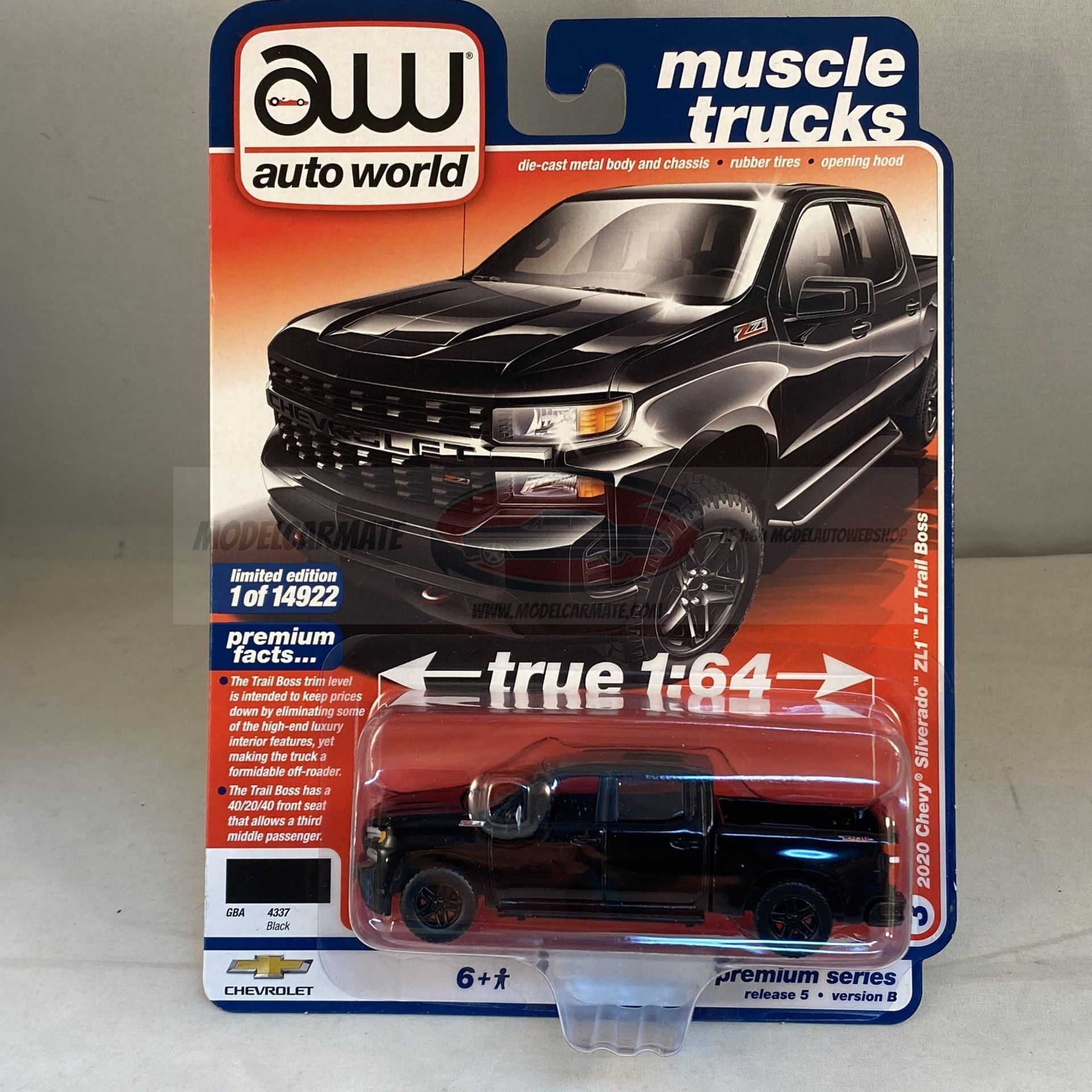Auto World . Zwarte Chevy Silverado muscle truck model.