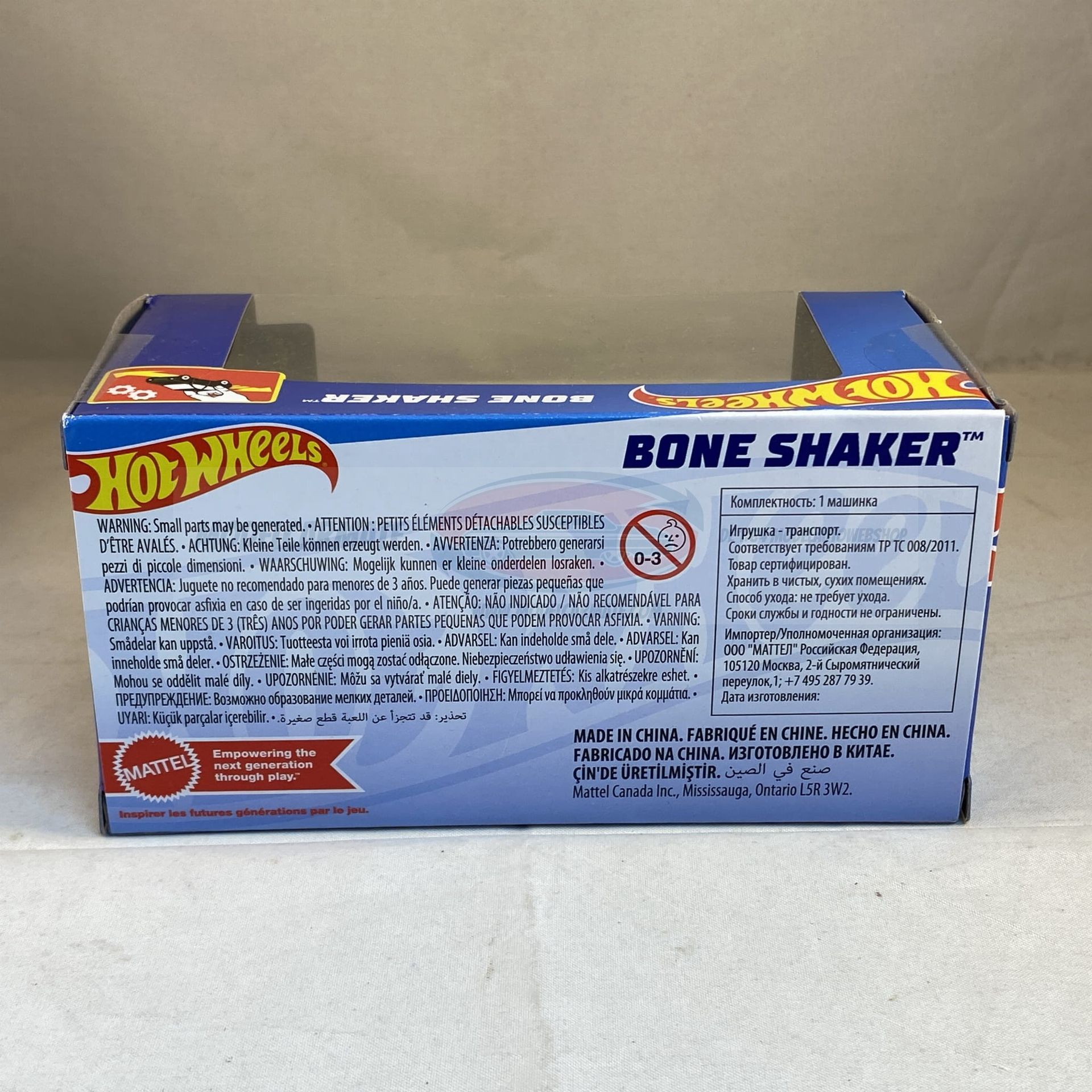Hot Wheels Bone Shaker speelgoedauto in een blauwe doos. De auto is groen en zwart geverfd.