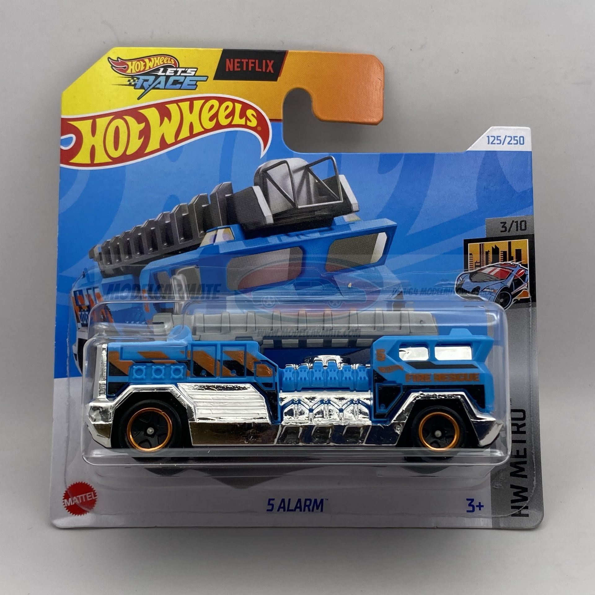 Hot Wheels speelgoedtruck, blauw en zilver, in de verpakking. "5 Alarm" model.
