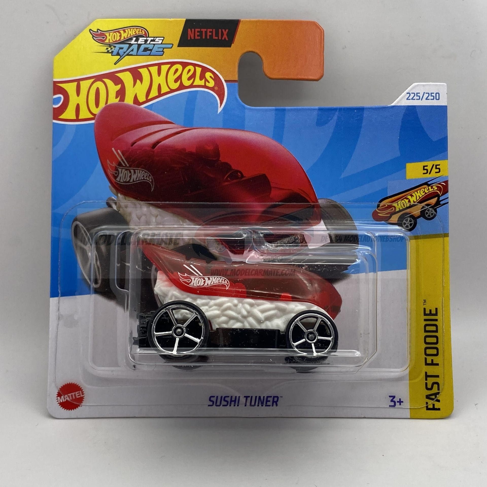 Hot Wheels "Sushi Tuner" speelgoedauto in verpakking, rood-wit sushi-design.