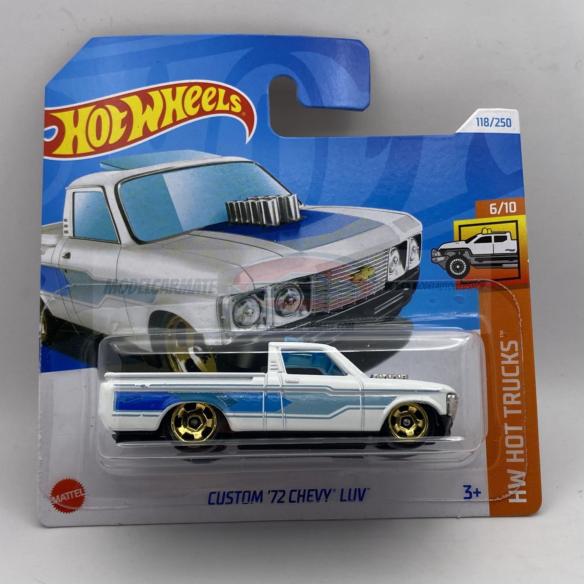 Hot Wheels speelgoedauto van een witte en blauwe Custom '72 Chevy LUV, op een kaart.