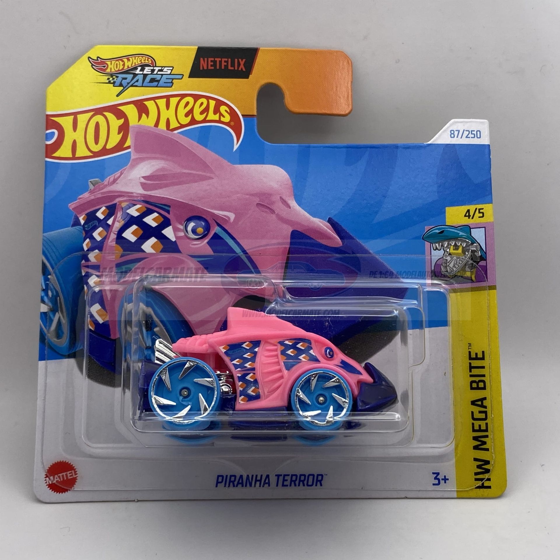 Hot Wheels Piranha Terror auto, roze en blauw, in de verpakking.