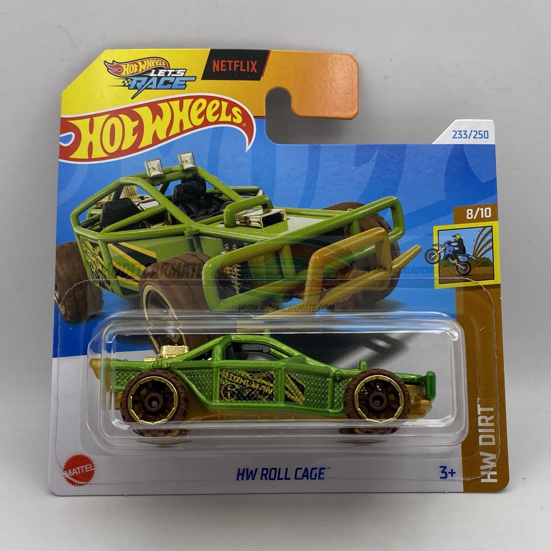 Groene en bruine Hot Wheels-auto op een verpakking met het opschrift "HW Roll Cage".