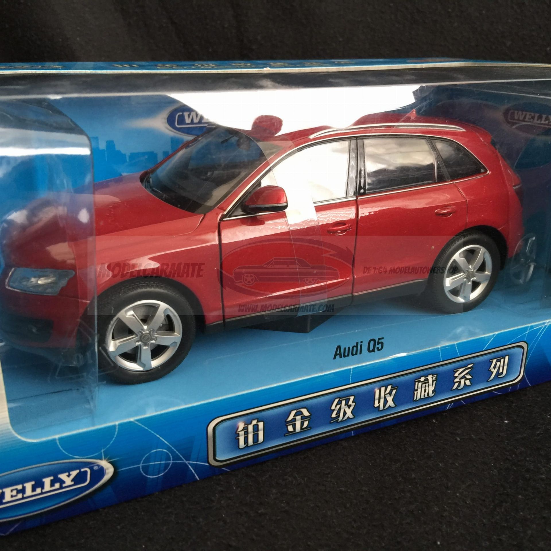 Rode speelgoed-SUV in een blauw-witte doos.