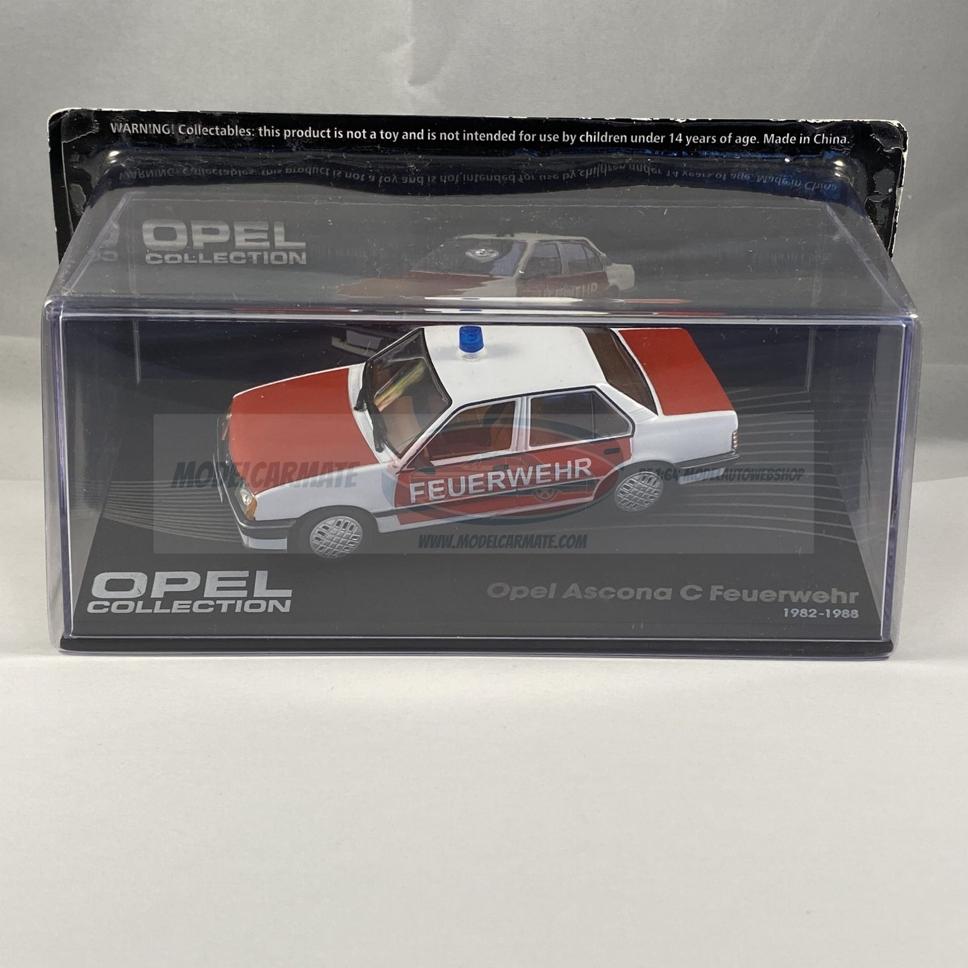 Opel Ascona C Feuerwehr modelauto in een vitrine; rood en wit met sirene.