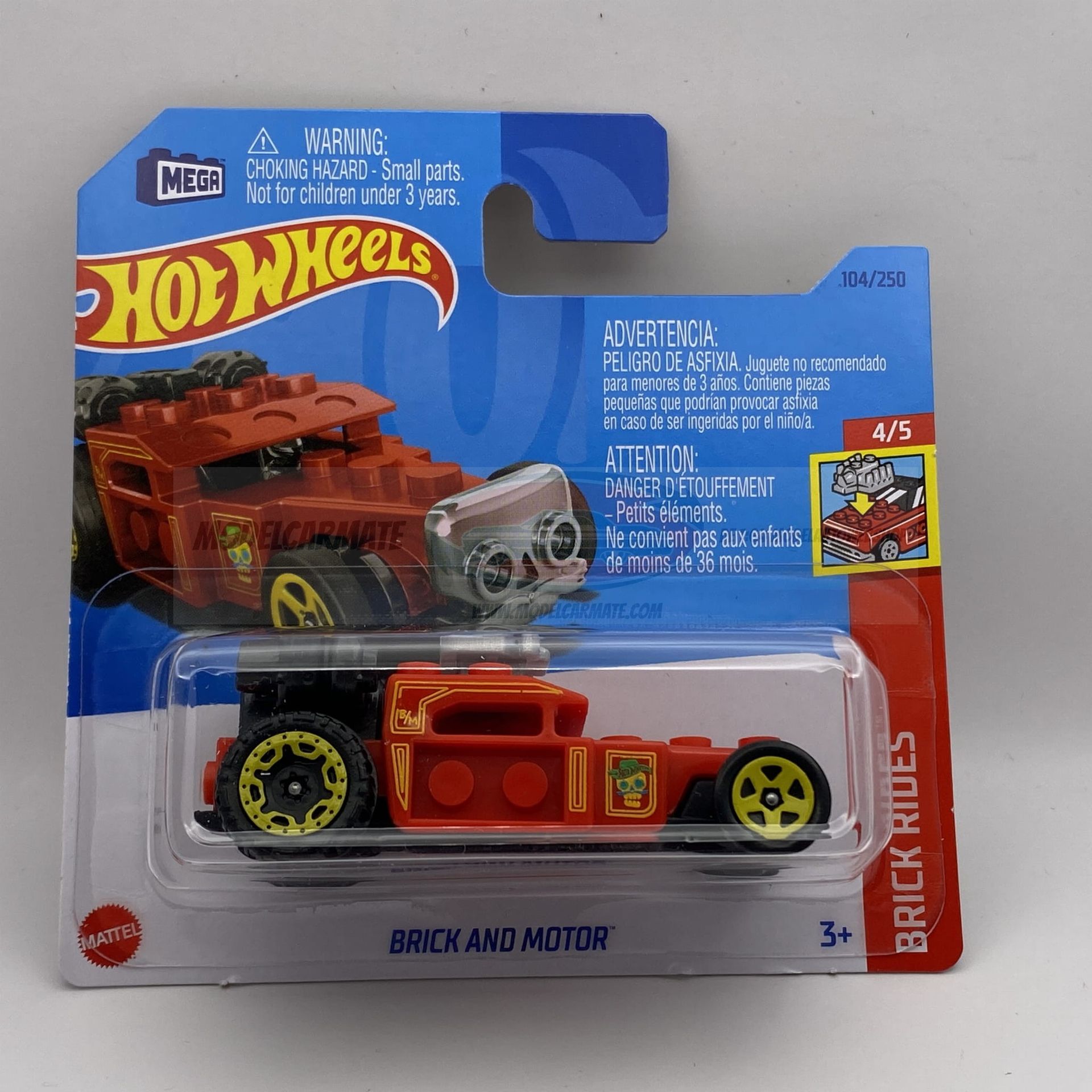 Hot Wheels "Brick and Motor" speelgoedauto in rode en gele verpakking.
