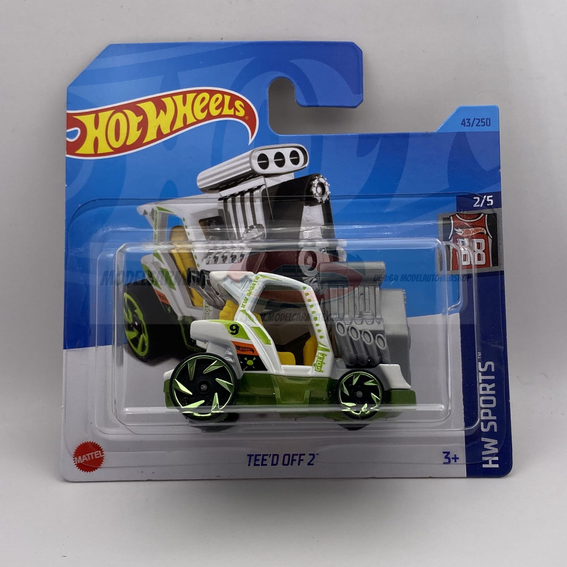 Hot Wheels auto: wit, groen, zwart, met grote motor, in verpakking.