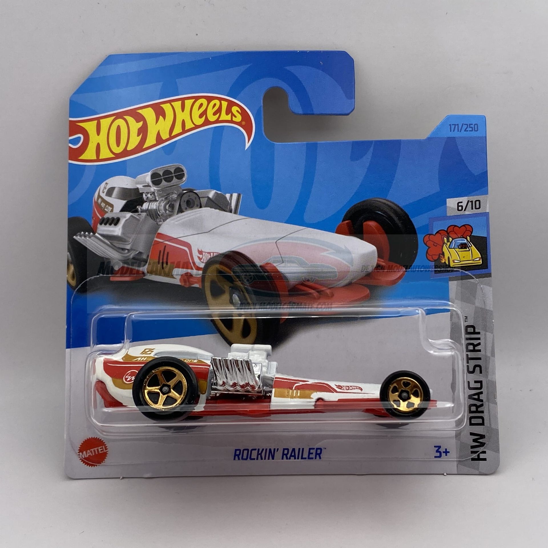 Hot Wheels Rockin' Railer speelgoedauto in verpakking. Wit en rood met gouden wielen.