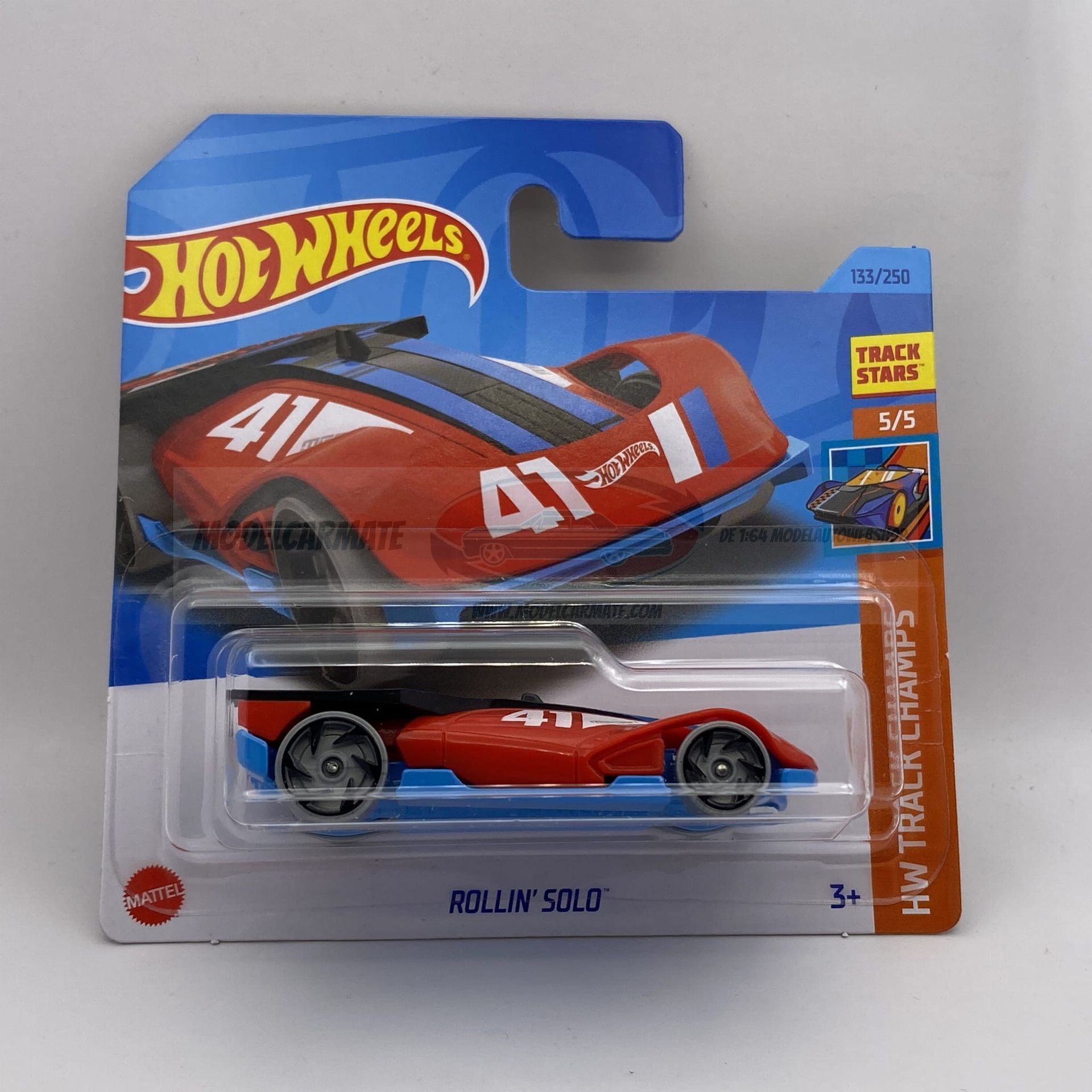 Hot Wheels "Rollin' Solo" auto in verpakking. Rood en blauw, met nummer "41". "HW Track Champs" label.