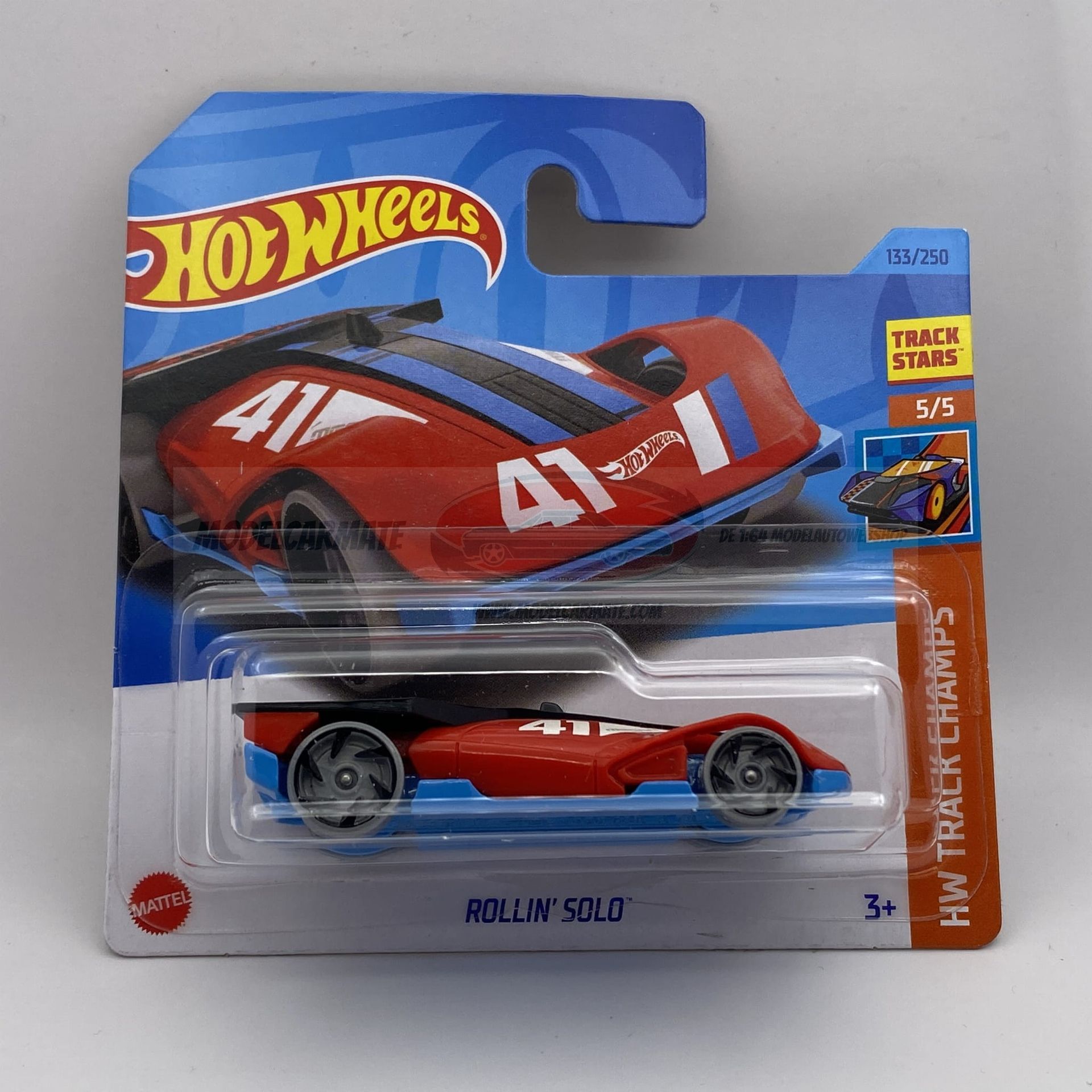 Hot Wheels Rollin' Solo auto op een verpakking, rood met blauwe accenten en nummer 41.