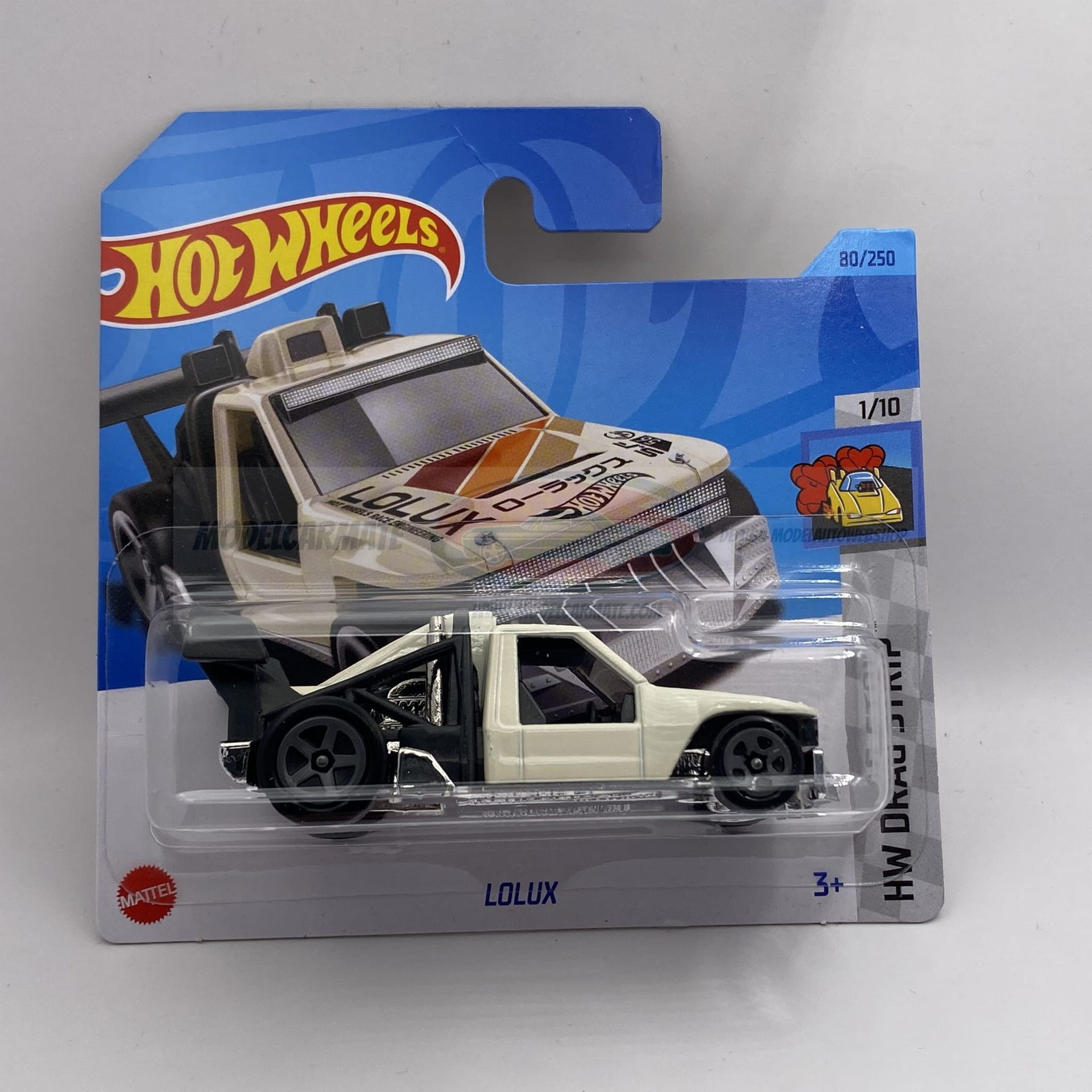 Hot Wheels speelgoedauto in verpakking, een wit-zwarte "LoLux" sleepwagen.