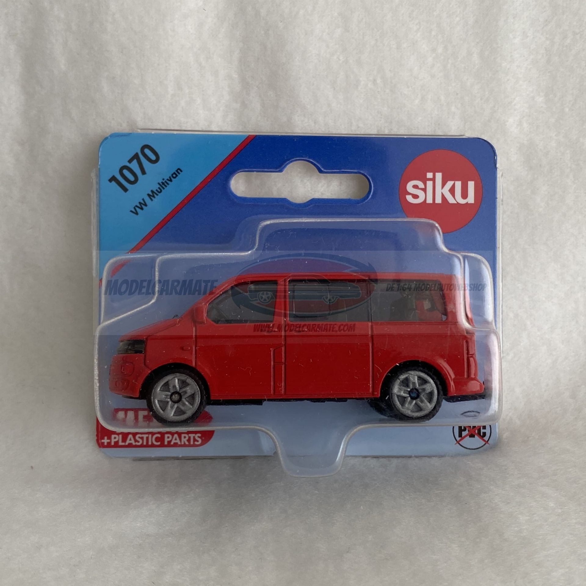 Rode Siku Volkswagen Multivan speelgoedauto in verpakking.