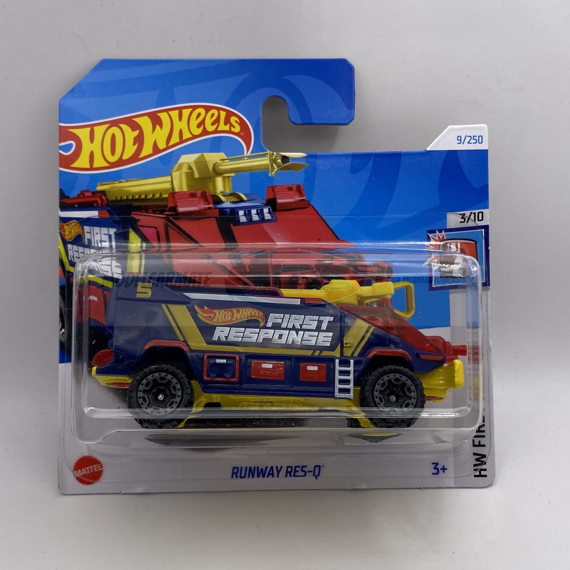 Hot Wheels Runway Res-Q brandweerwagen speelgoedauto in verpakking. Kleuren: rood, geel en blauw.