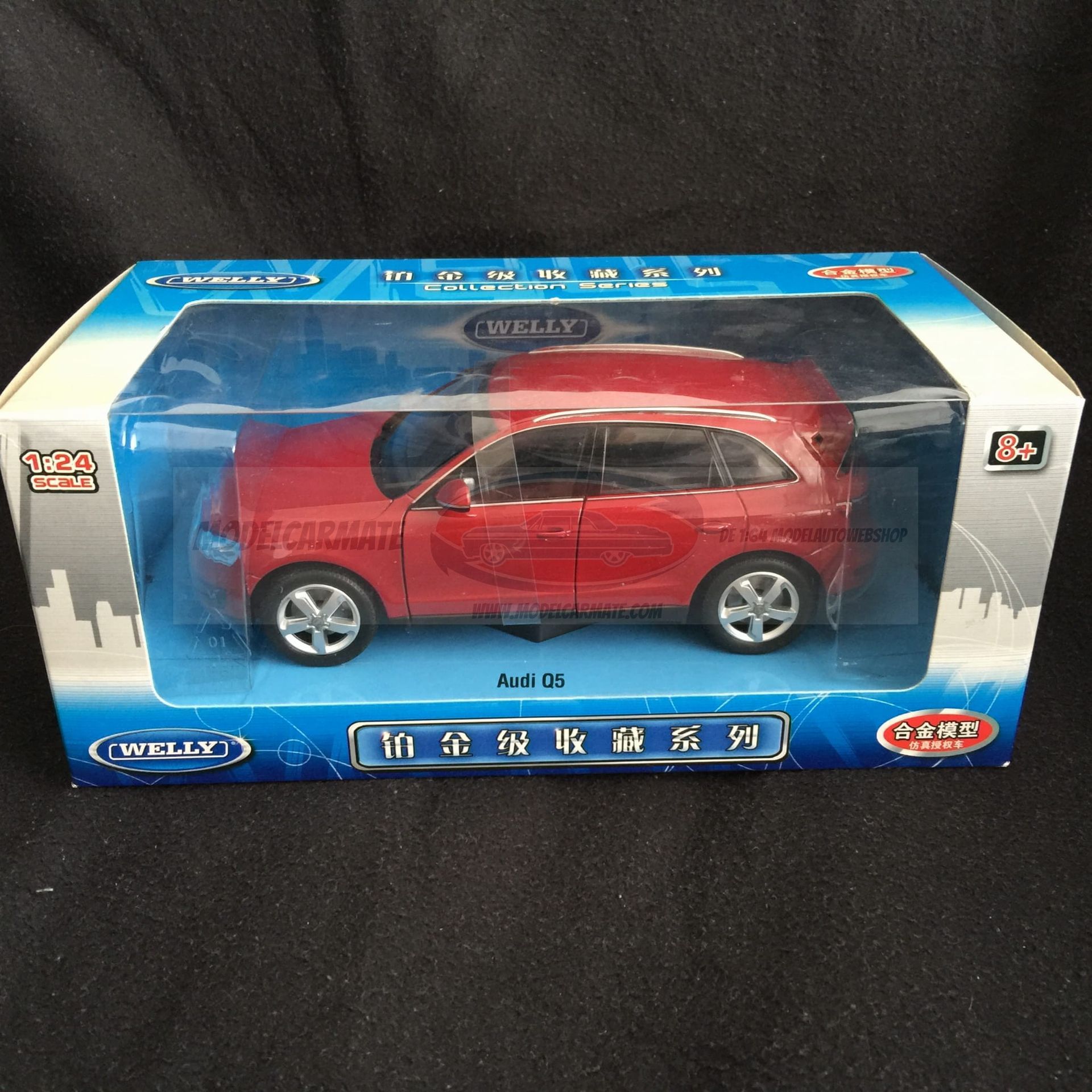 Rode speelgoed-SUV in een blauw-witte doos.