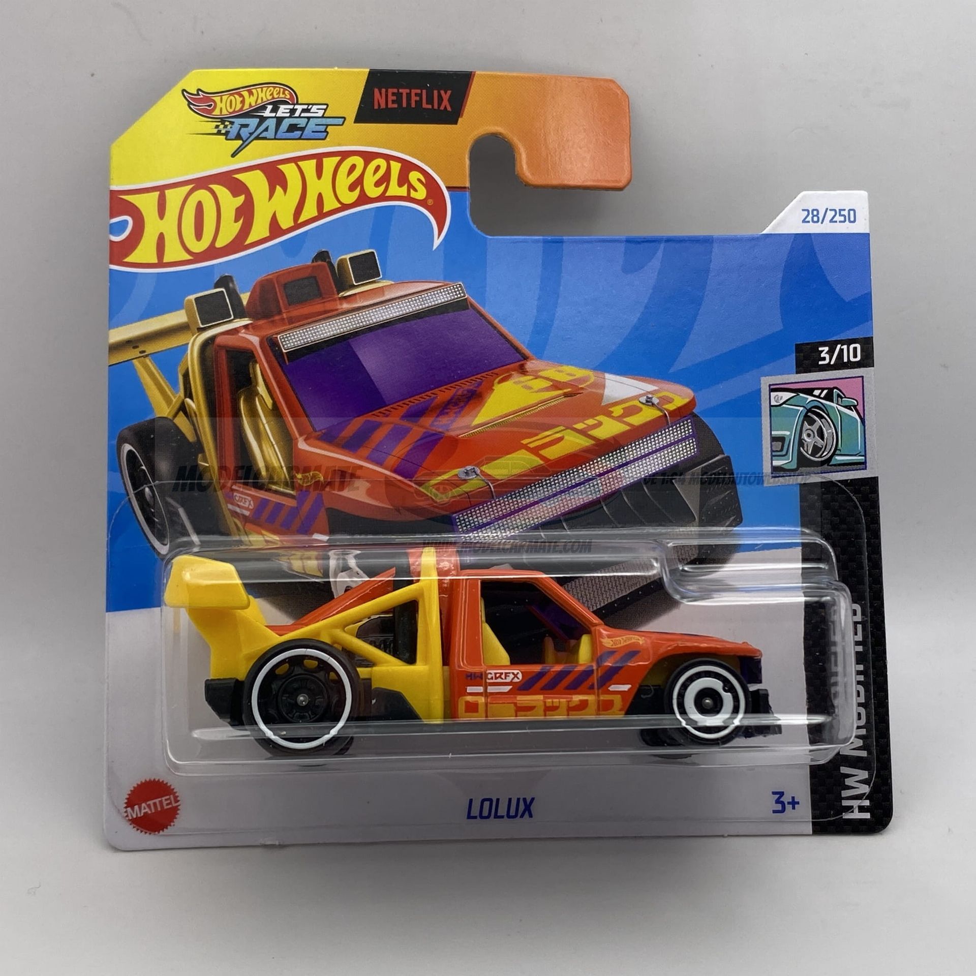 Hot Wheels speelgoedauto in verpakking; oranje en gele "LOLUX" met zwarte wielen.