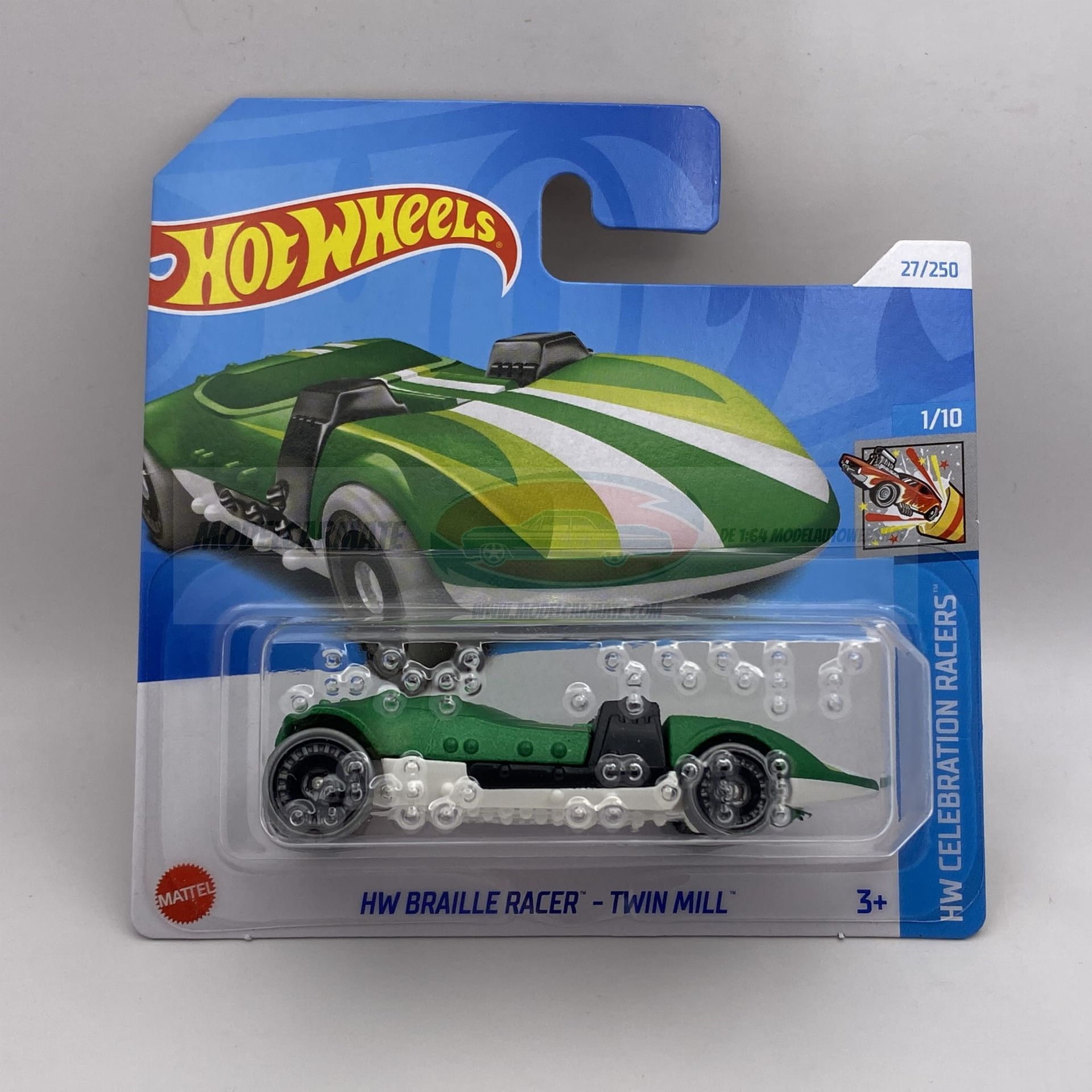 Hot Wheels speelgoedauto in verpakking; groene en witte HW Braille Racer.