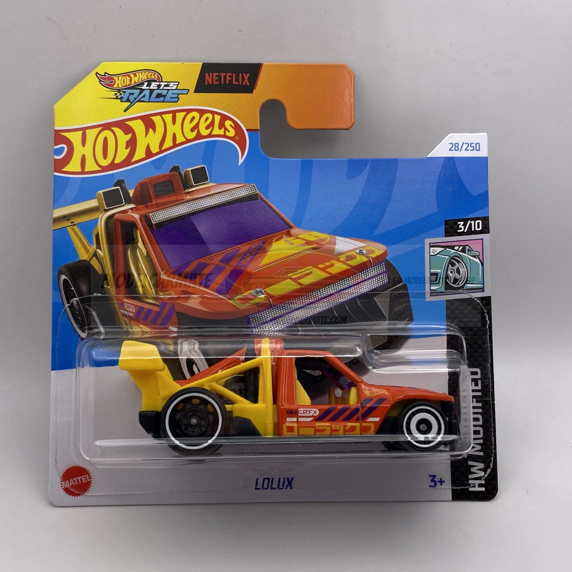 Hot Wheels speelgoedauto in verpakking, oranje en geel, Netflix-tie-in, "HW Modified"-serie.