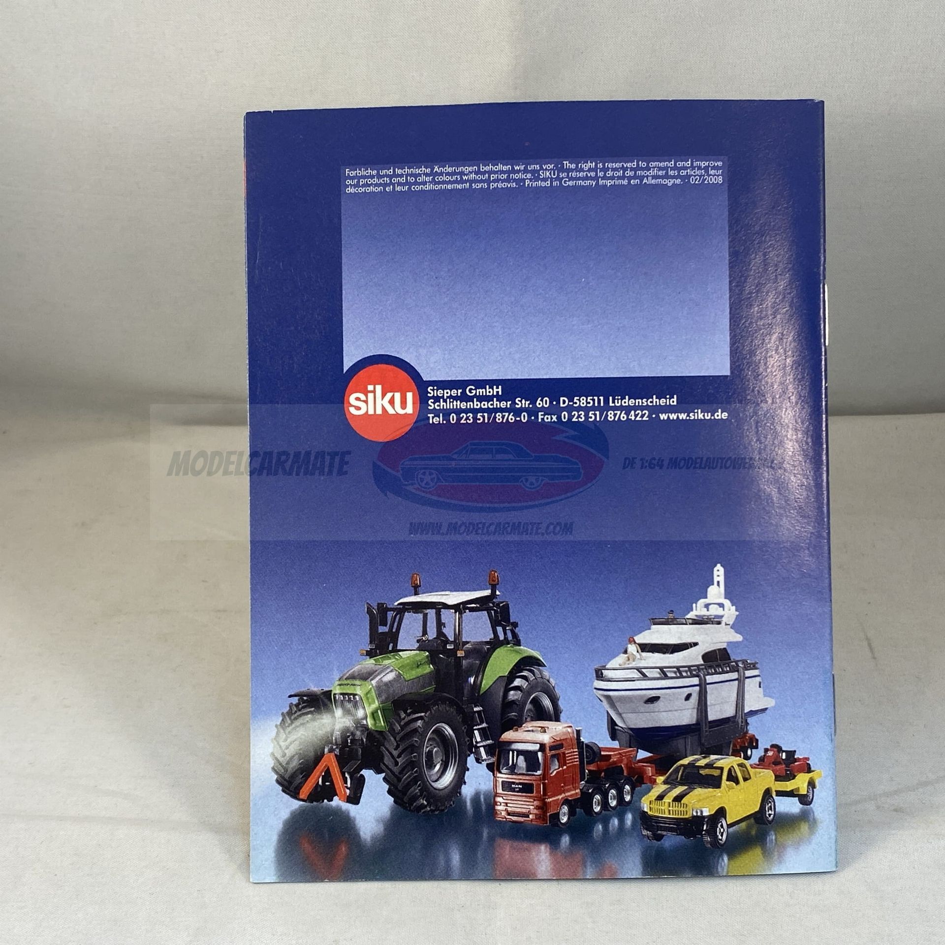 De omslag van de Siku-speelgoedcatalogus uit 2008 toont een lachende jongen, landbouwmachines en voertuigen.