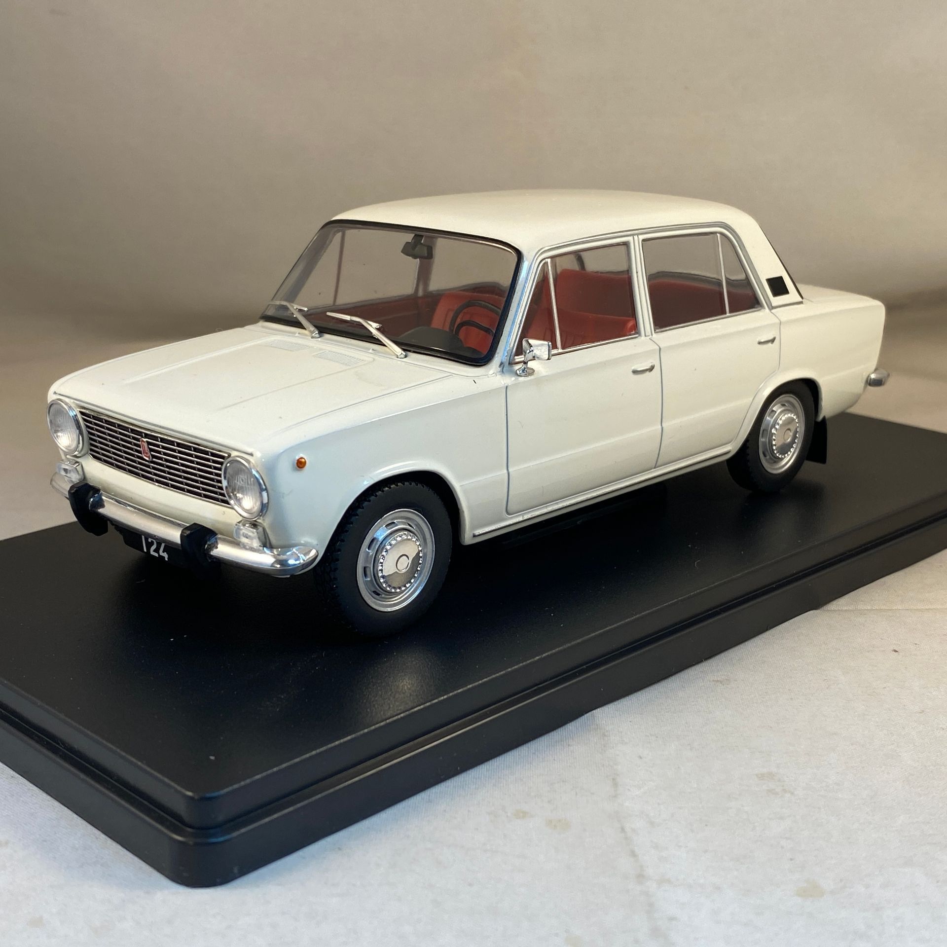 Whitebox Fiat 124 - 1:24