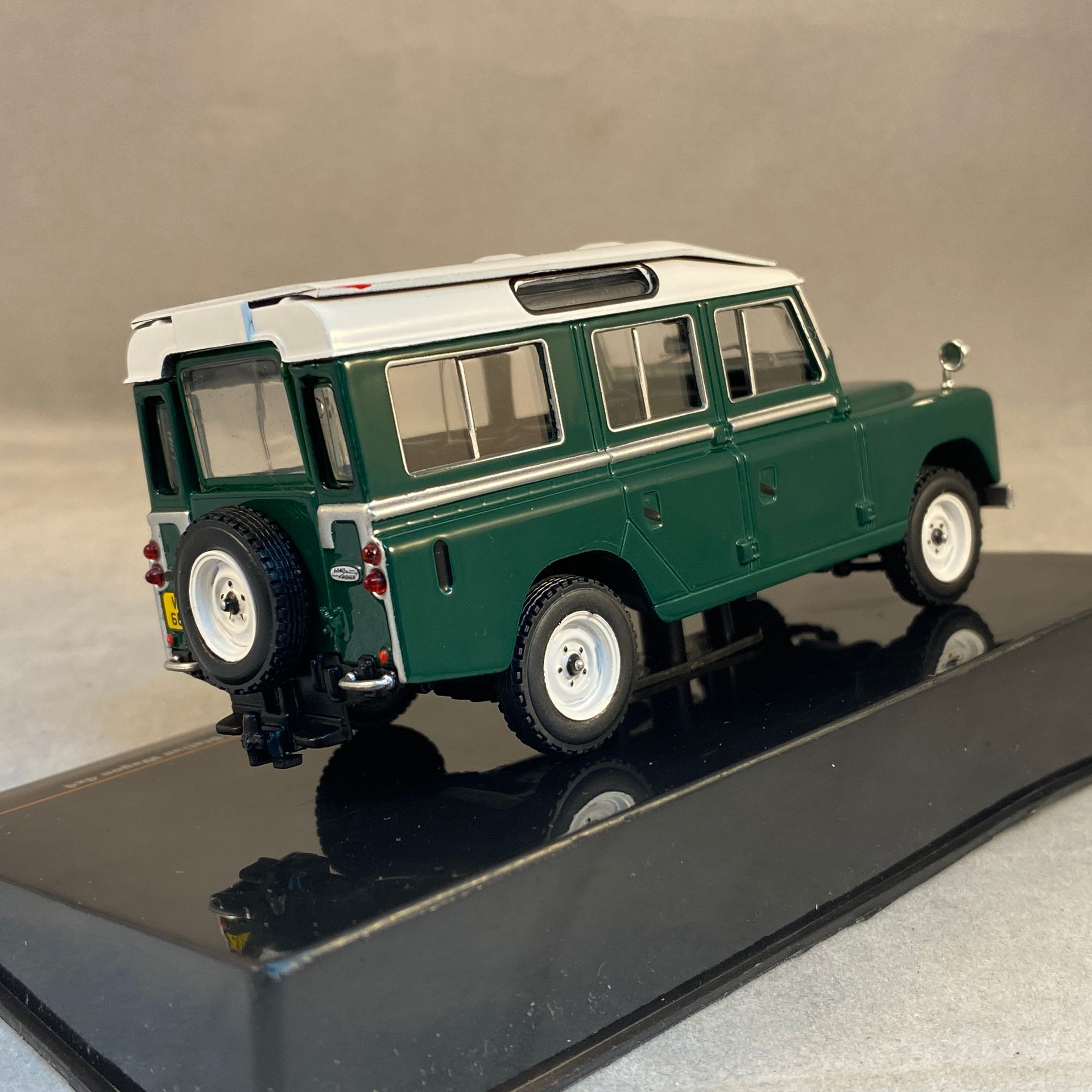 IXO - Land Rover Series III 109 Station Wagon 4x4 - 1:43
