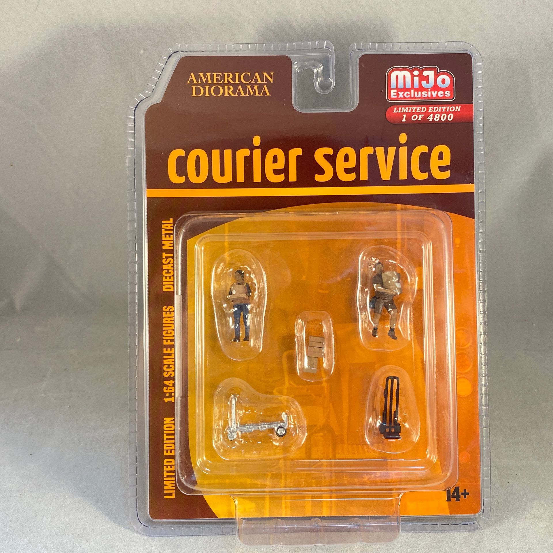 American Diorama Courier Service Mijo Figure Set - 1:64