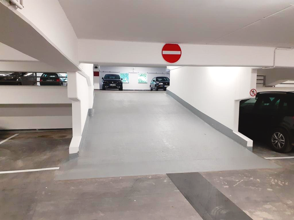 Tiefgarage mit Rampe und rotem Einfahrtsverbotsschild am Ausgang.