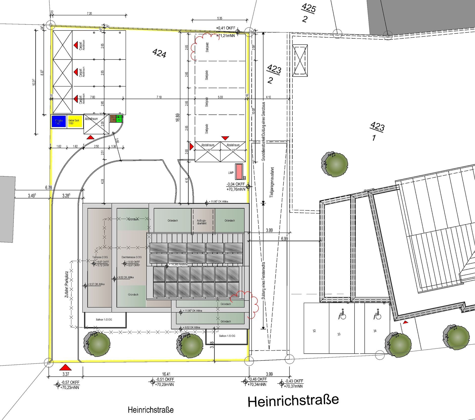 Lageplan eines Baugrundstücks mit Bäumen, Parkplätzen und der Bezeichnung Heinrichstraße