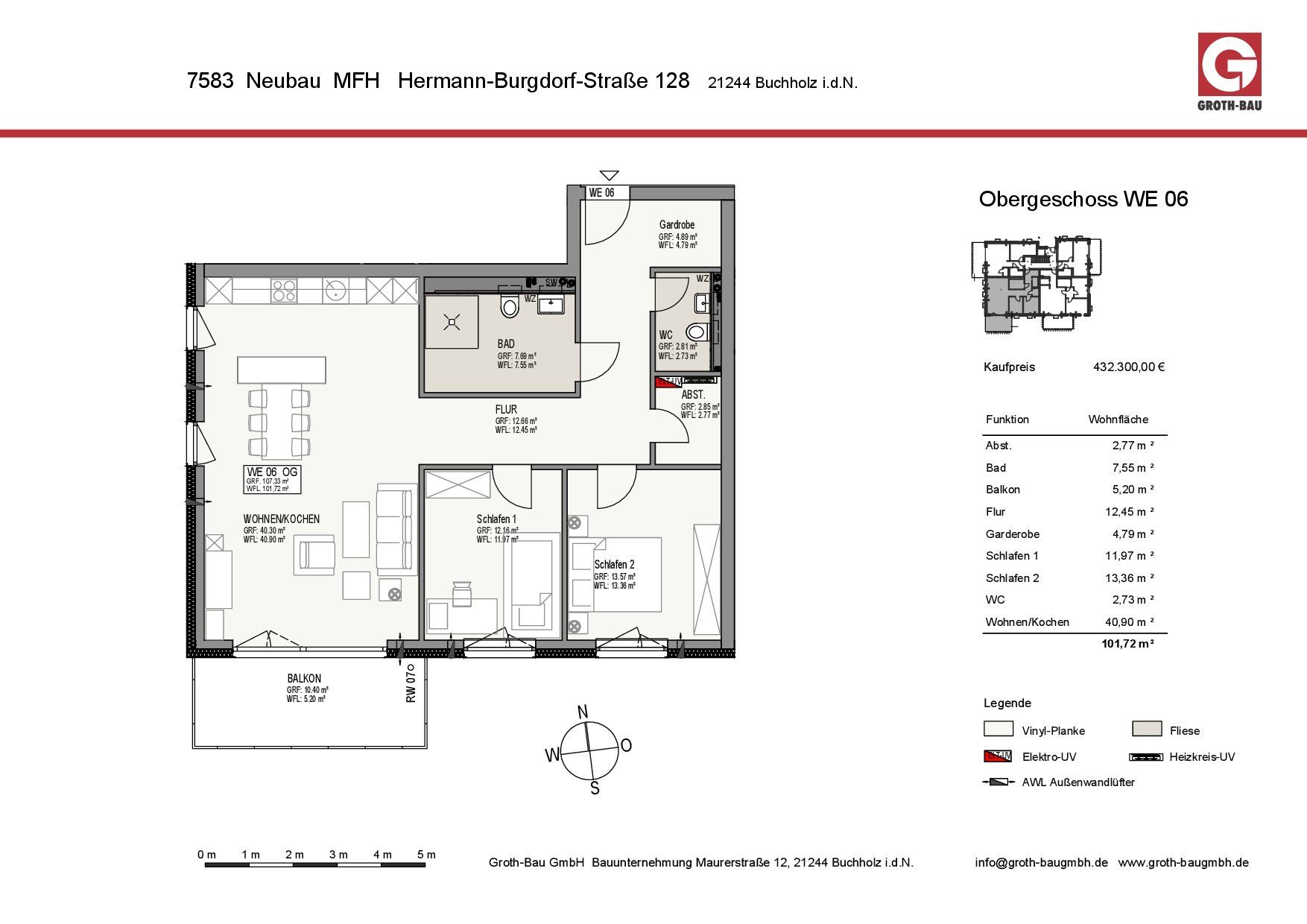 Grundriss einer kleinen Wohnung mit beschrifteten Zimmern, Maßen und einem Balkon.