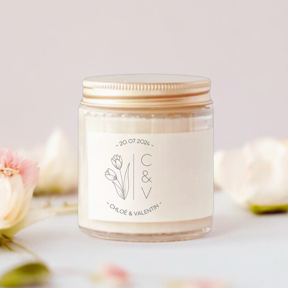 Pot de cosmétique crème avec couvercle doré sur un fond pastel doux orné de fleurs