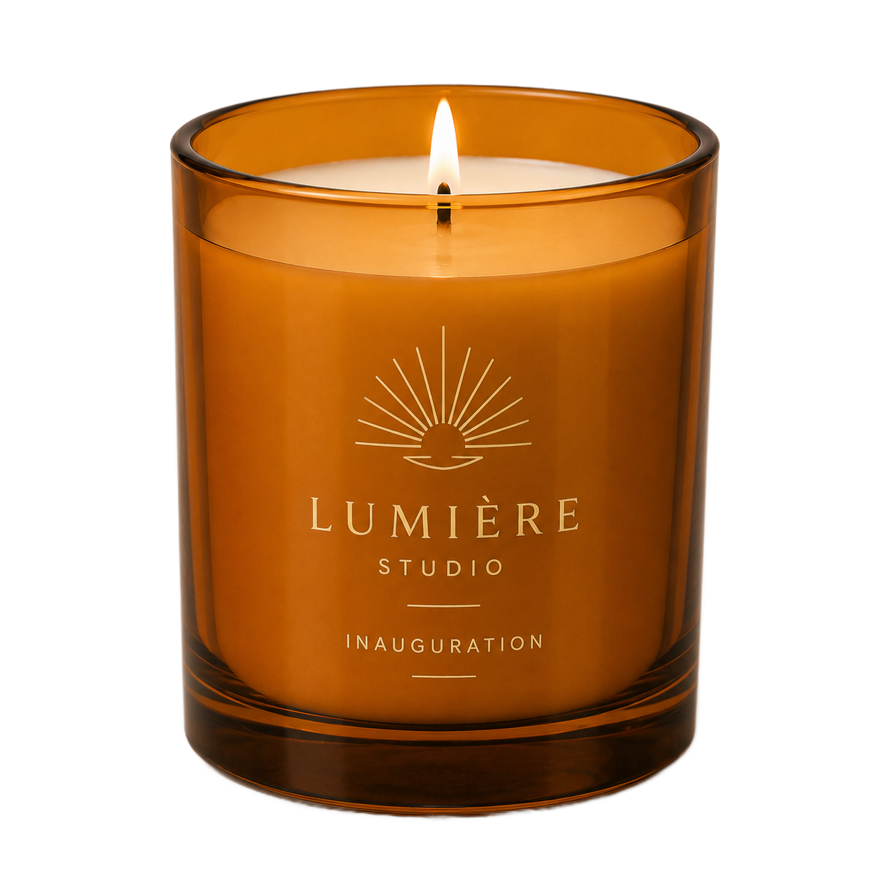 Bougie en verre ambré avec flamme allumée et étiquette « Lumière Studio »