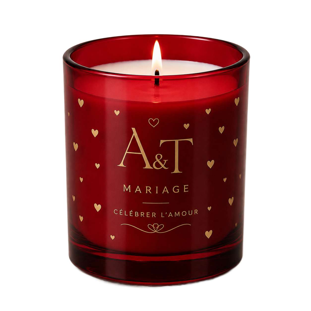 Bougie de mariage rouge dans un bocal en verre orné de cœurs dorés et portant l'étiquette A&T Mariage, flamme allumée au centre.