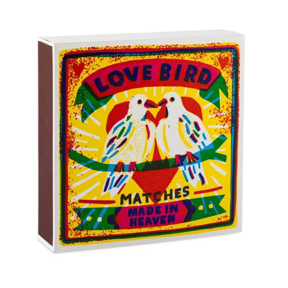 Boîte d'allumettes vintage colorée portant l'inscription « Love Bird » avec deux oiseaux blancs et le texte « Made in Heaven »