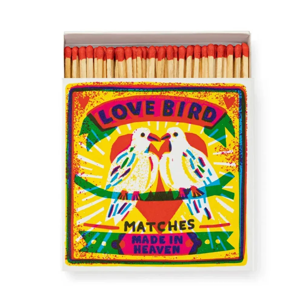 Boîte d'allumettes vintage colorée portant l'inscription « Love Bird » avec deux oiseaux blancs et le texte « Made in Heaven »