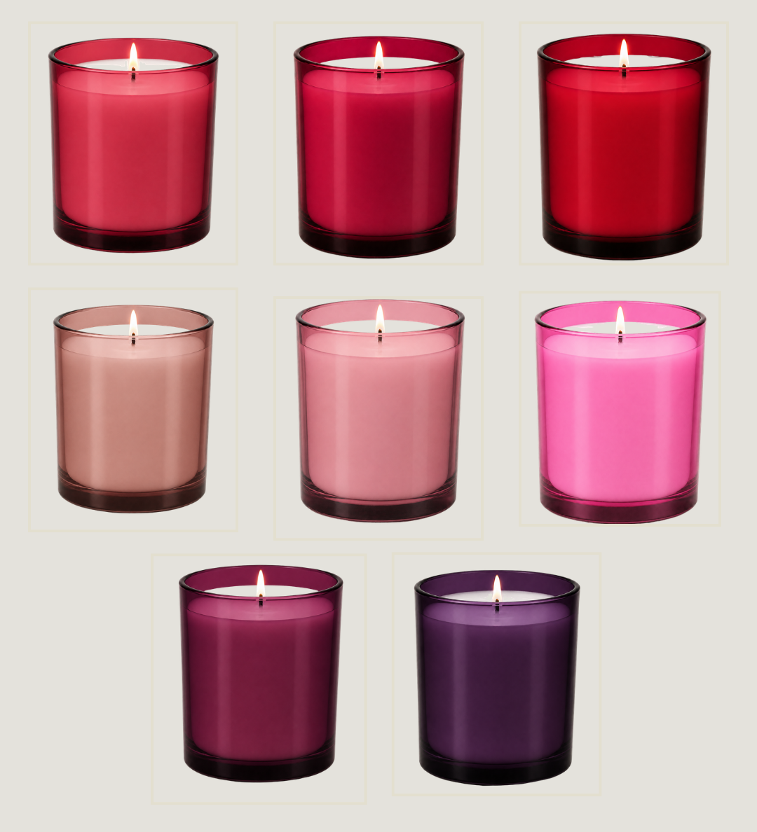 Pot à bougie blanc avec étiquette en forme de cœur rose, pétales de rose rouge et fond flou de rose rouge